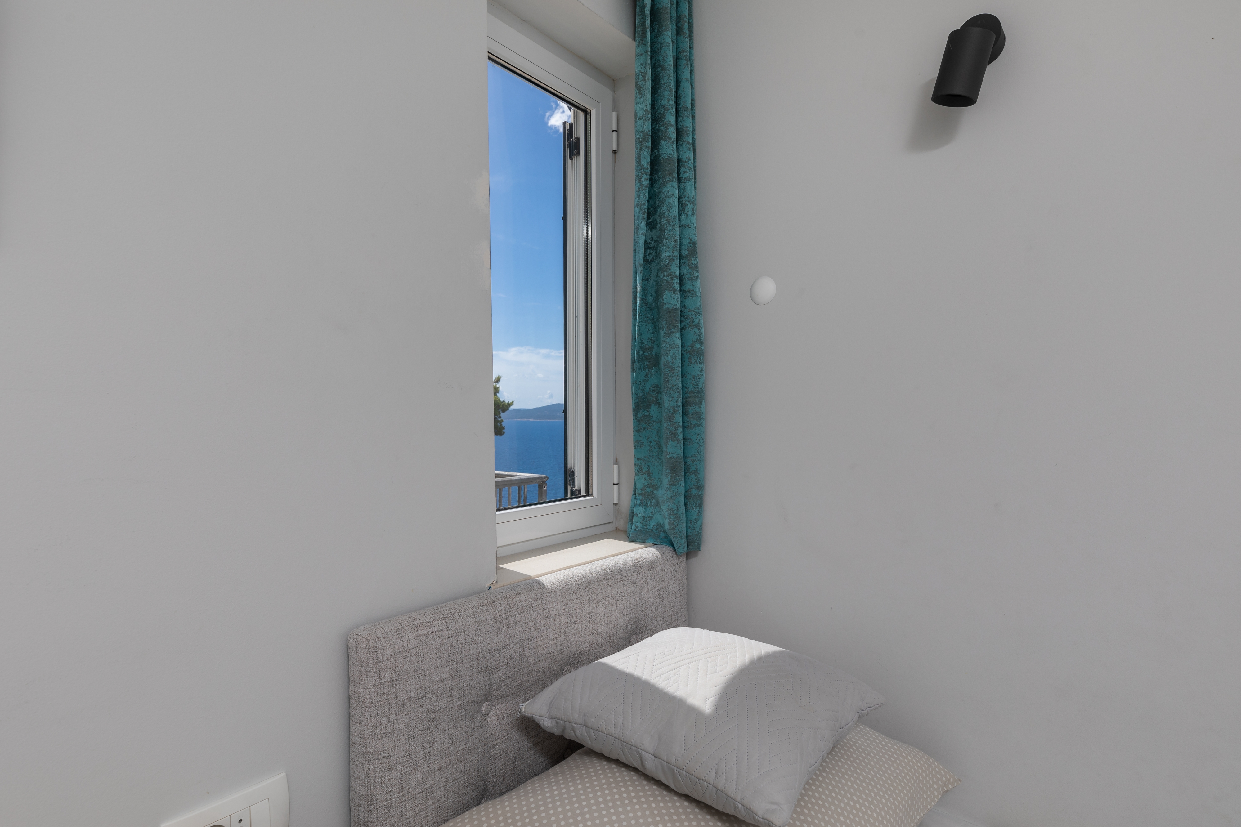 Two bedroom apartment with terrace and sea view Mimice, Omiš  A-b