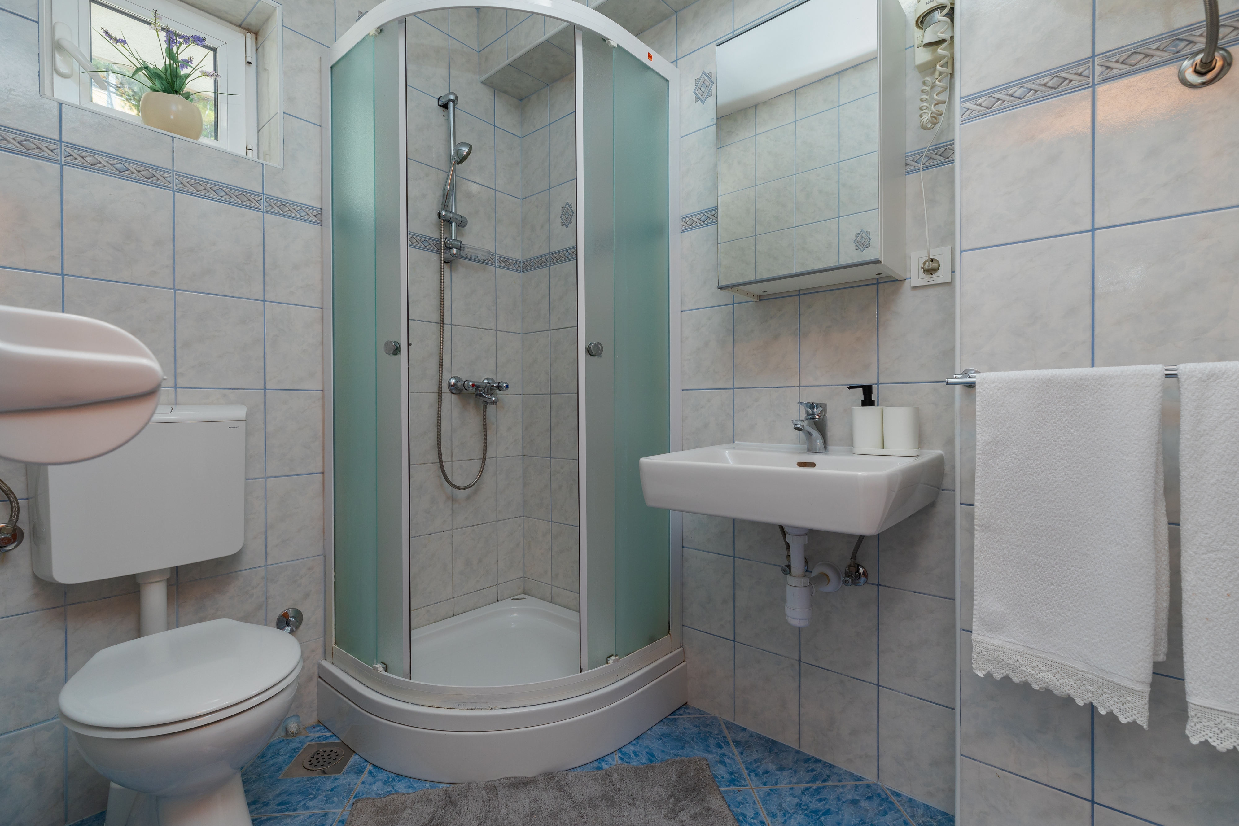 Two bedroom apartment with terrace and sea view Mimice, Omiš  A-d