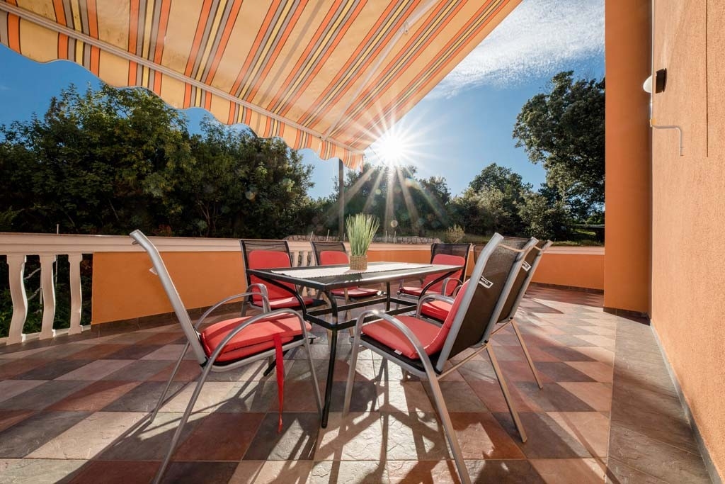 Appartement de trois chambres avec la terrasse Supetarska Draga - Gonar, Rab (A-27566-e)