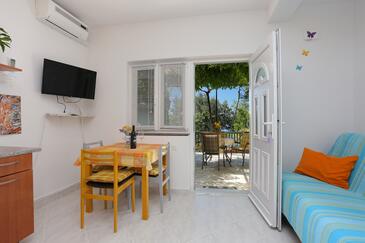 Dining room Lokva Rogoznica, Dining room in the apartment, air condition available, (pet friendly) and WiFi.