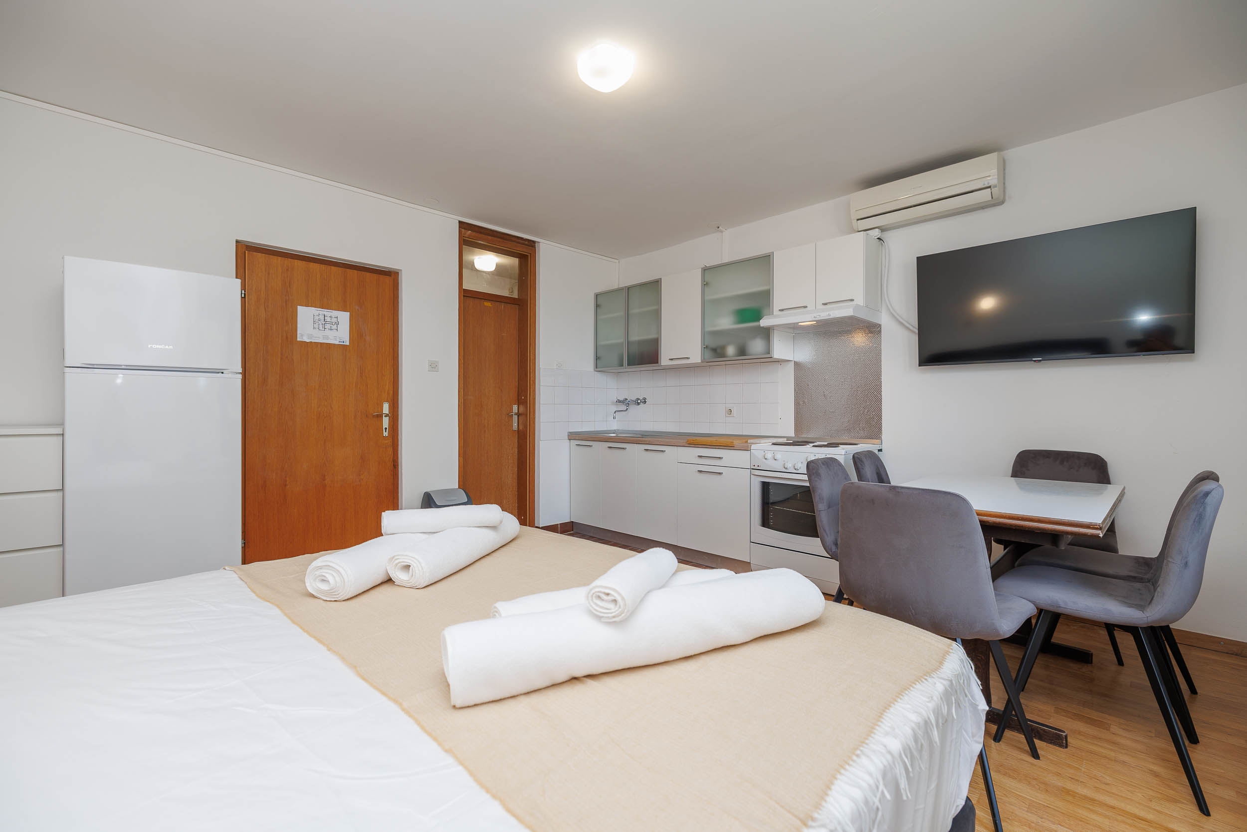 Appartement dune chambre avec la terrasse et la vue sur le mer Malinska, Krk (A-27654-f)