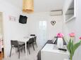 Podstrana, Столовая в размещении типа apartment, доступный кондиционер, Домашние животные допускаются и WiFi.