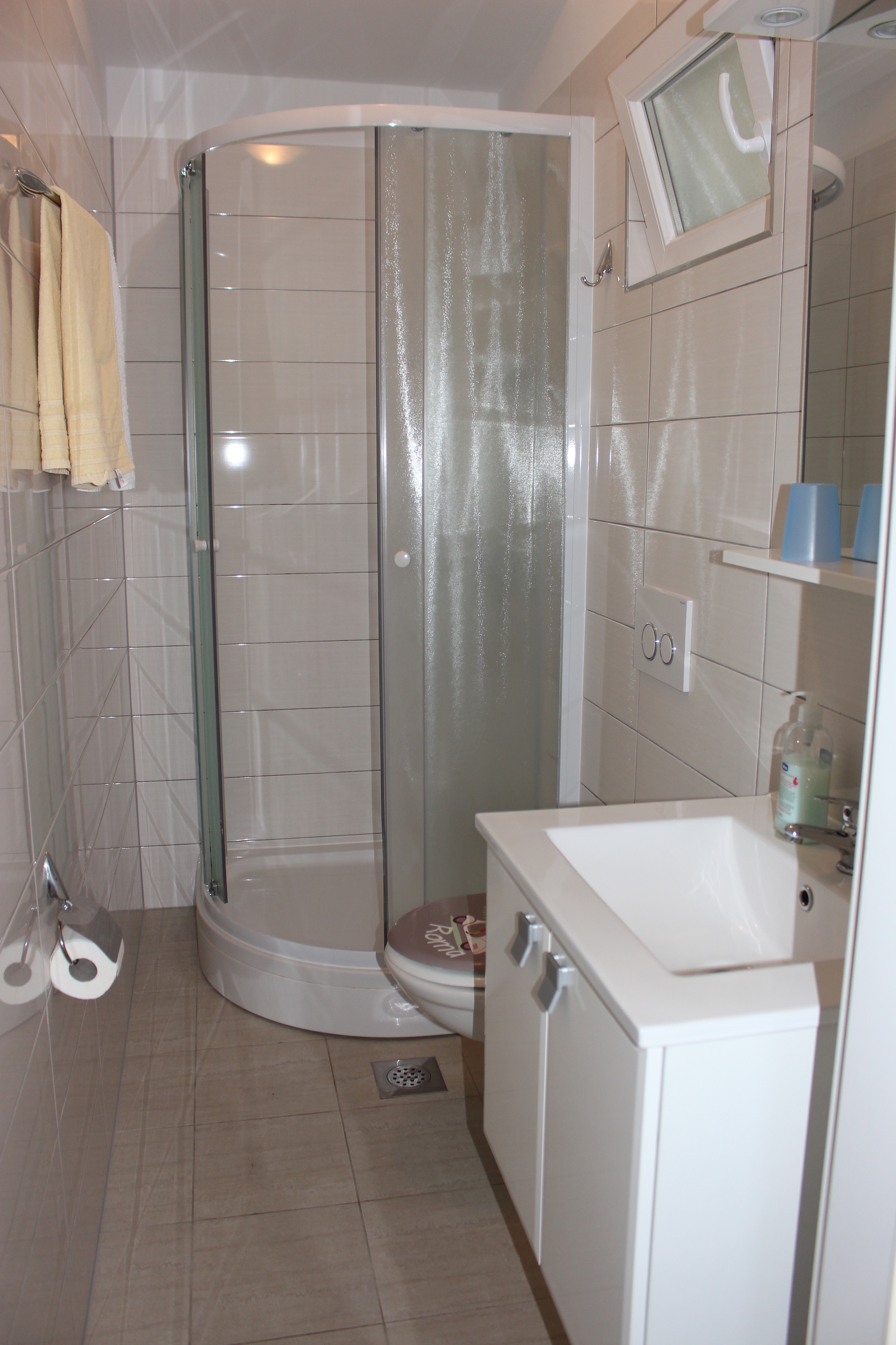 Three bedroom apartment near beach Mimice, Omiš  A-b