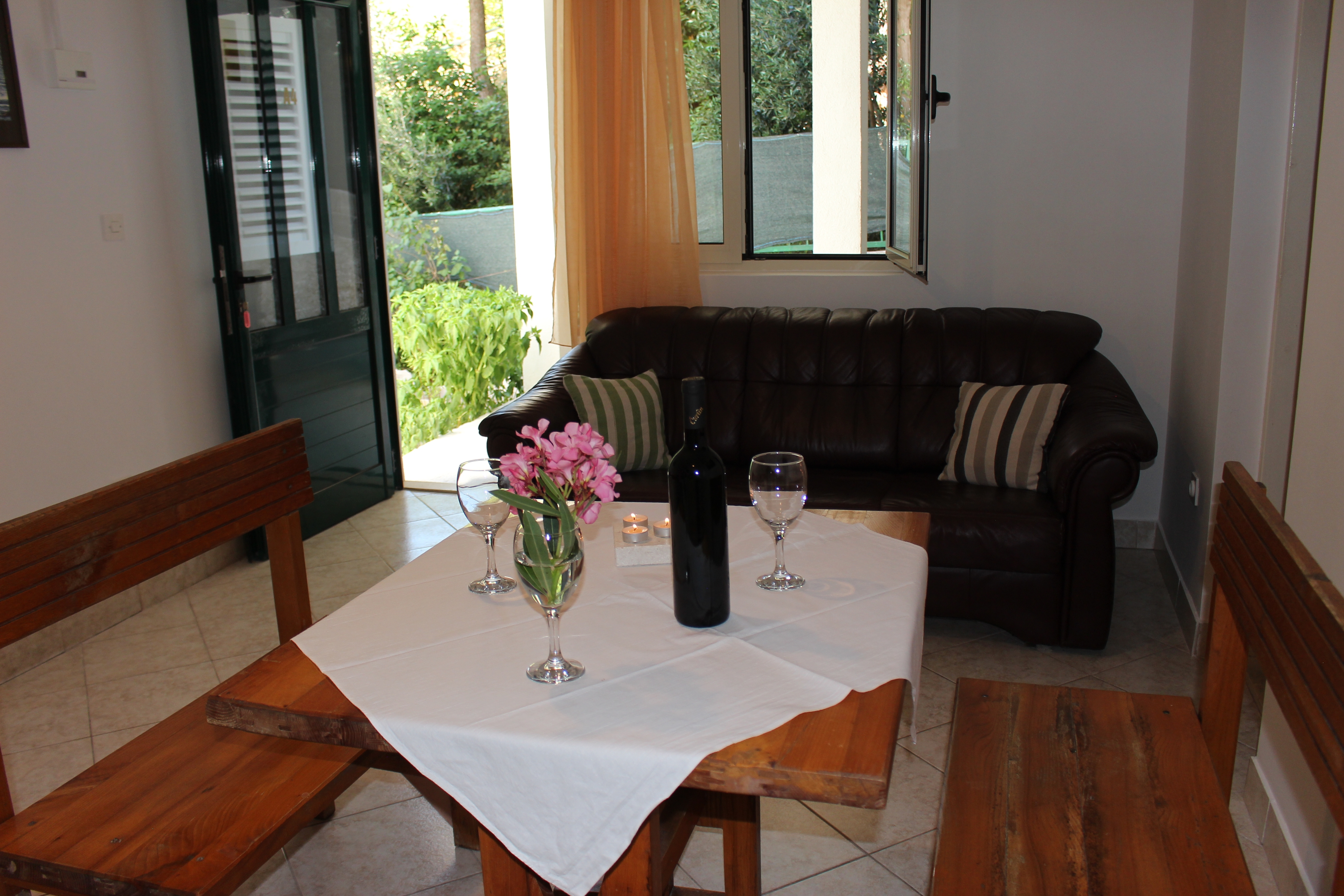 One bedroom apartment near beach Mimice, Omiš (A-2774-d)