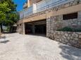 Nemira, Omiš, Parkiralište 2776 - Apartmani blizu mora sa šljunčanom plažom.