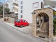 Parking lot Nemira, Omiš, Parking lot 2781 - Rooms near sea with pebble beach.