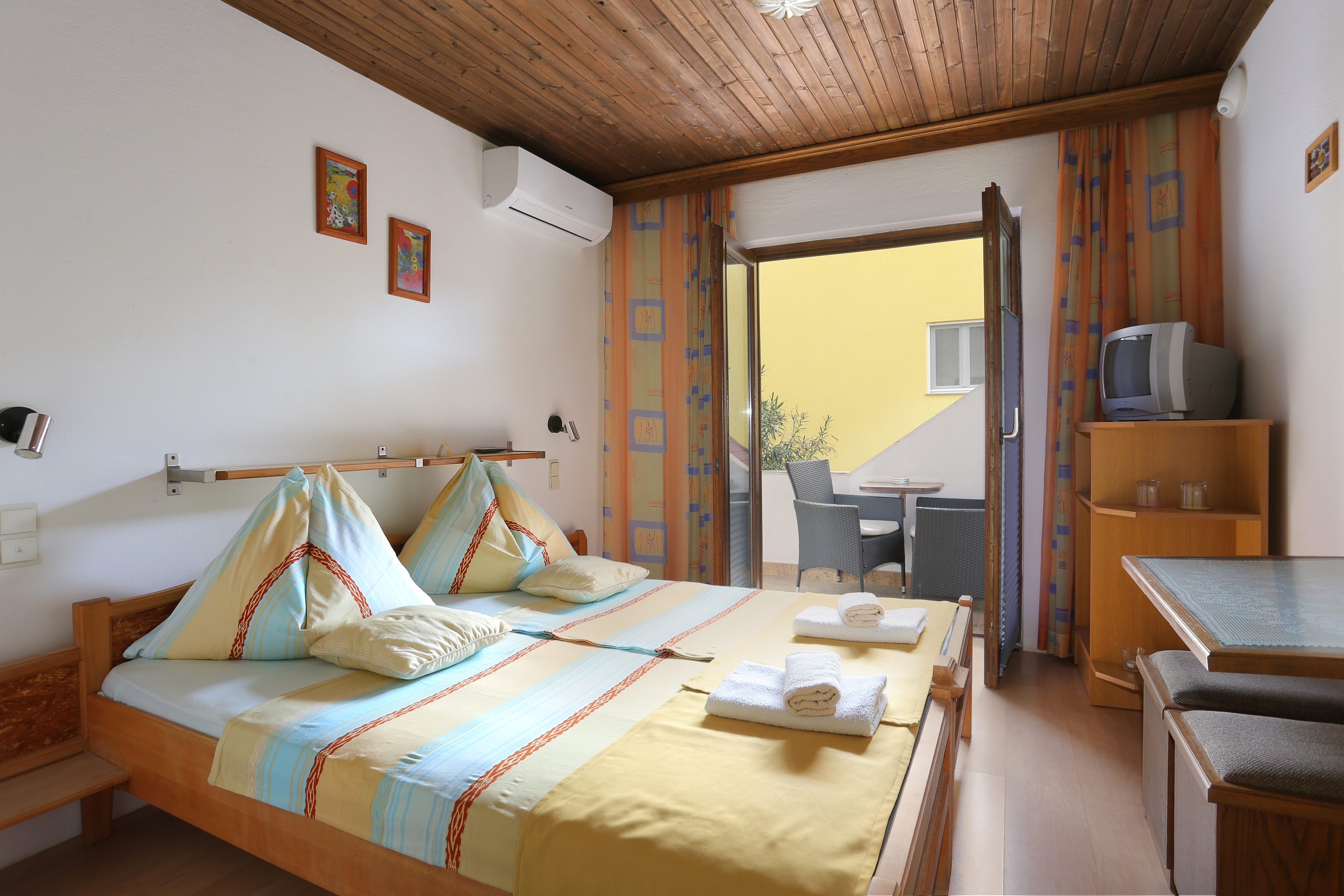 Room with balcony Nemira, Omiš (S-2781-a)