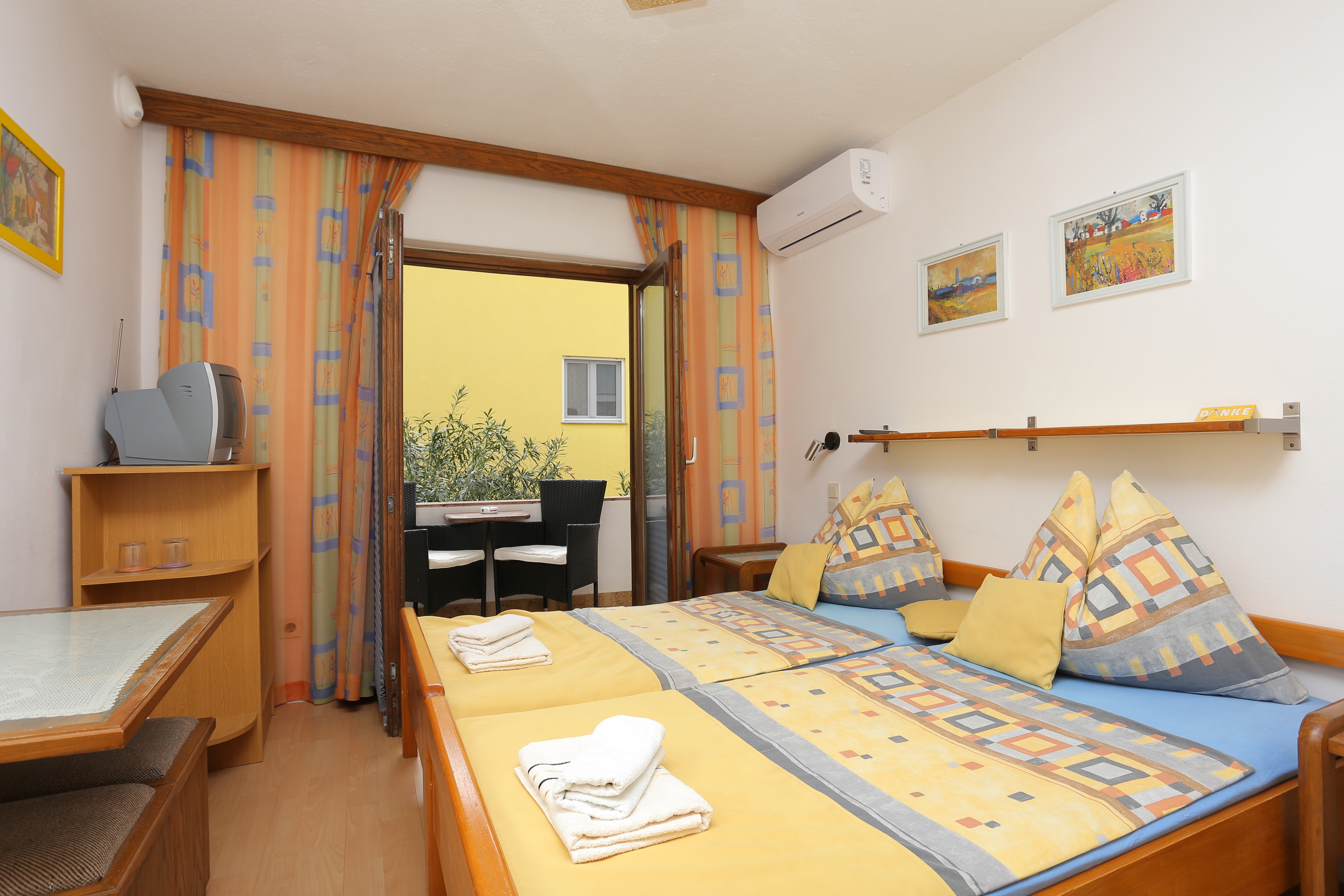 Room with balcony Nemira, Omiš (S-2781-b)