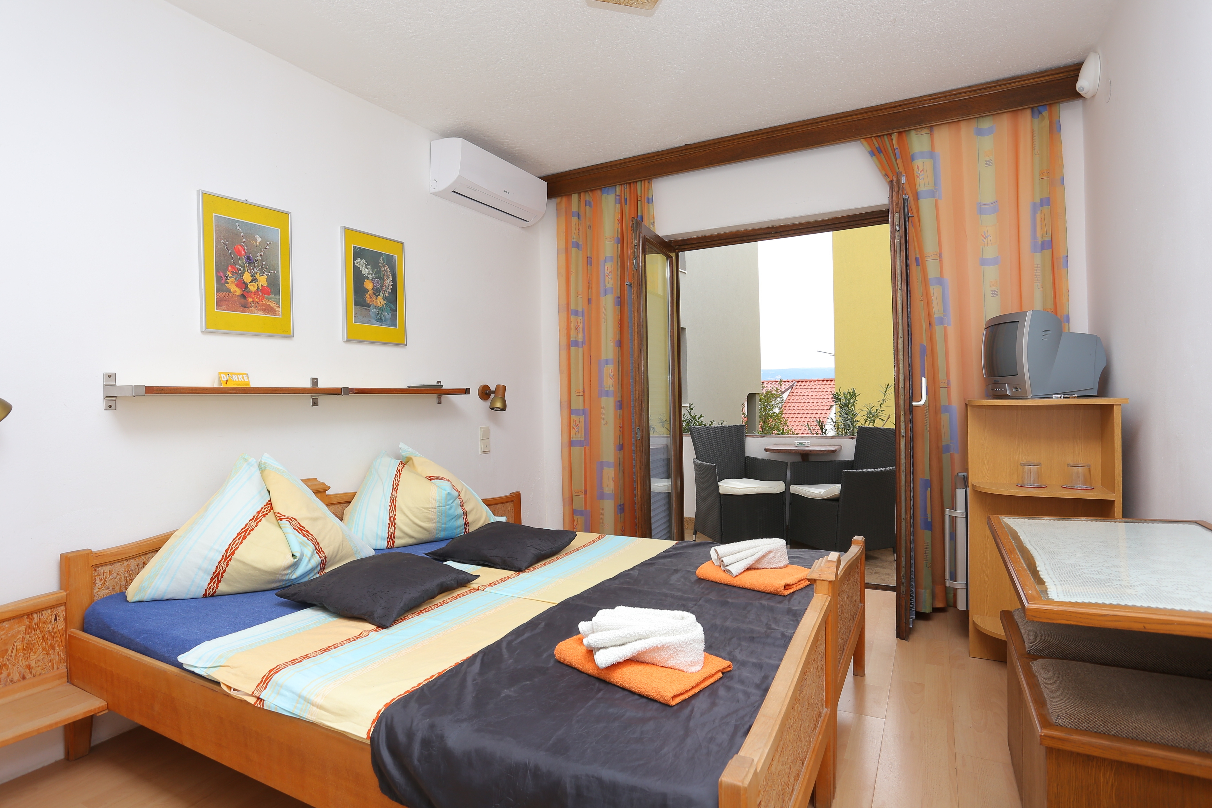 Room with balcony Nemira, Omiš (S-2781-c)