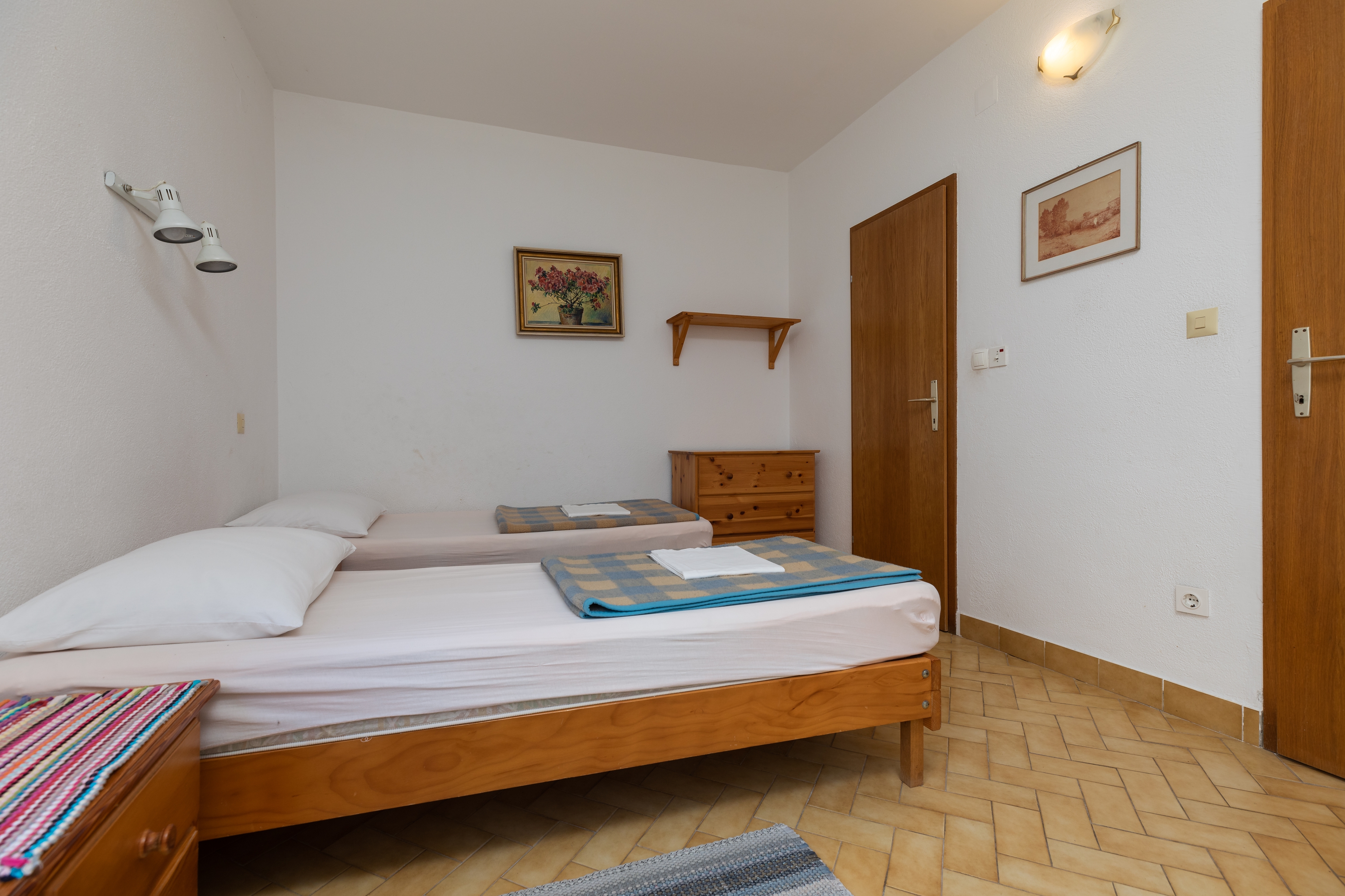 One bedroom apartment near beach Nemira, Omiš  A-a