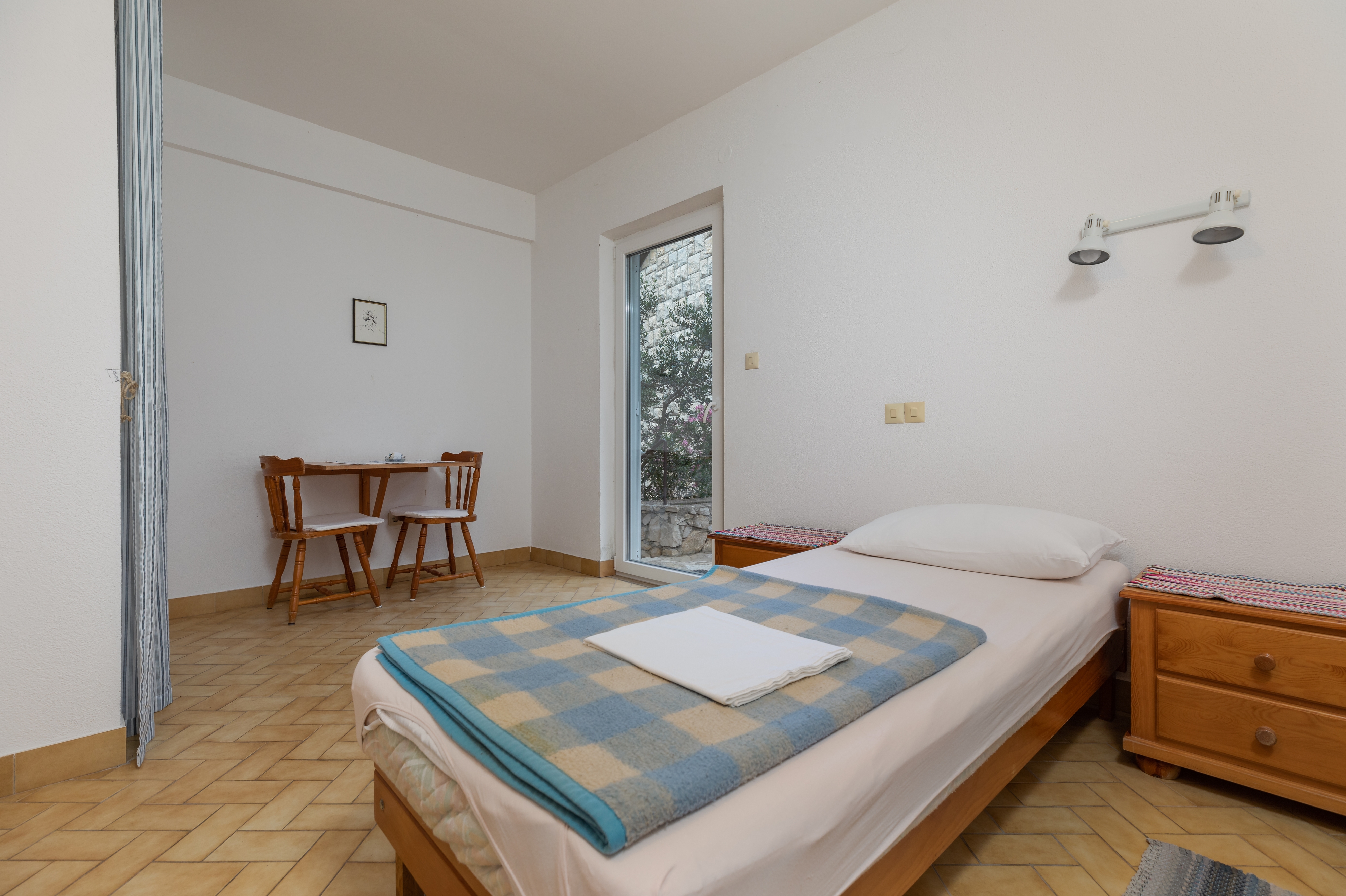 One bedroom apartment near beach Nemira, Omiš  A-a