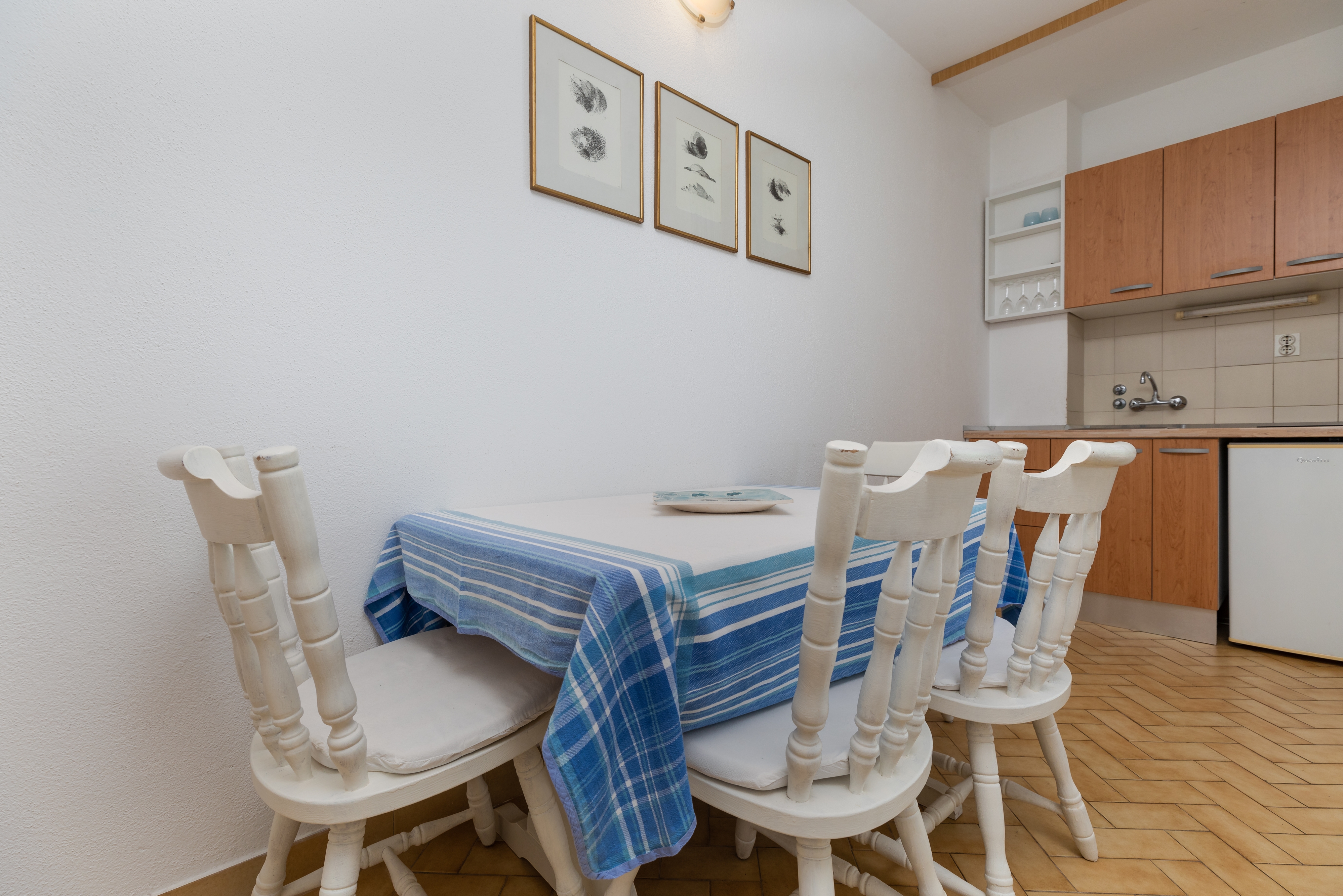 One bedroom apartment near beach Nemira, Omiš  A-a