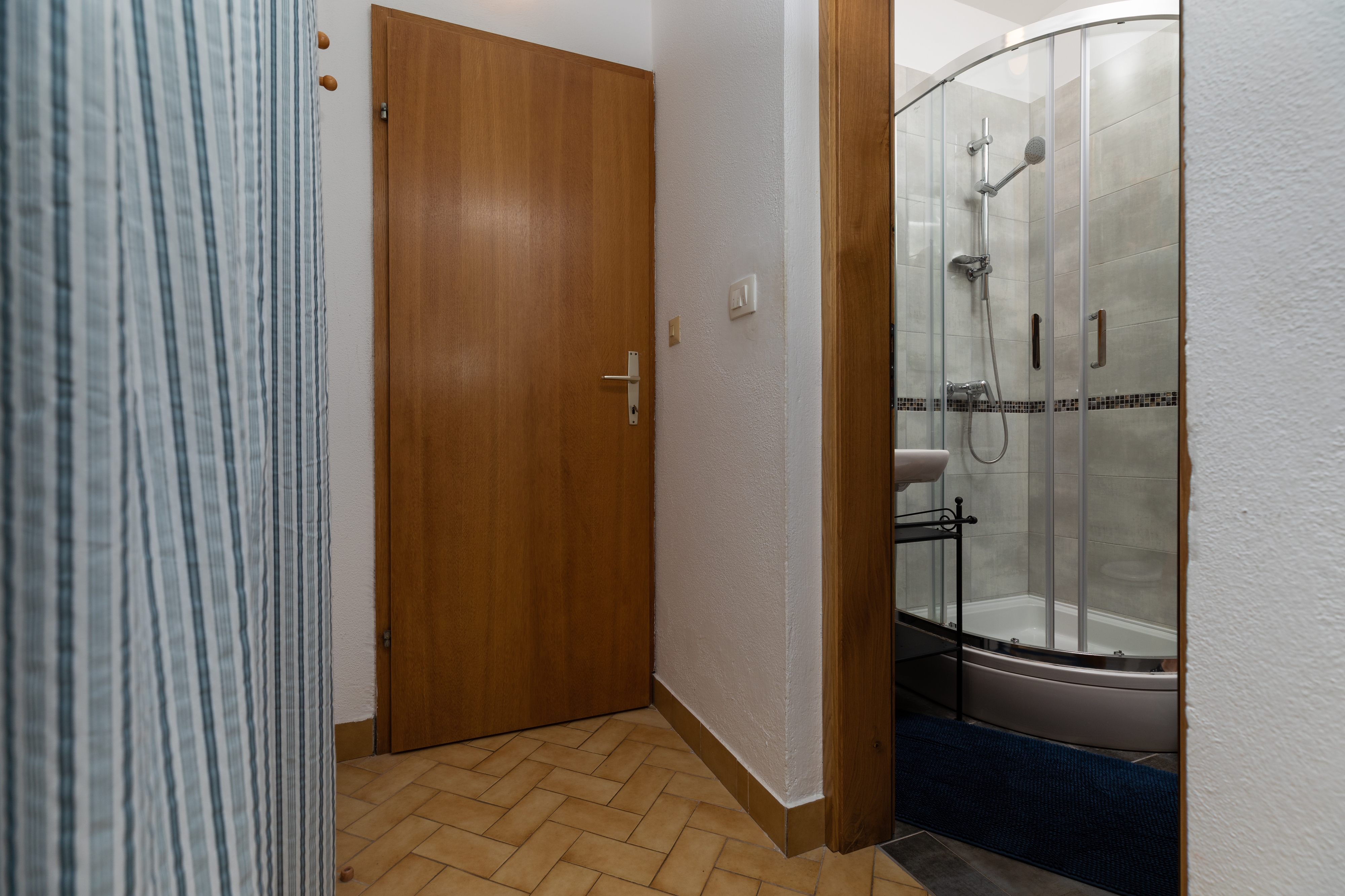 One bedroom apartment near beach Nemira, Omiš  A-a