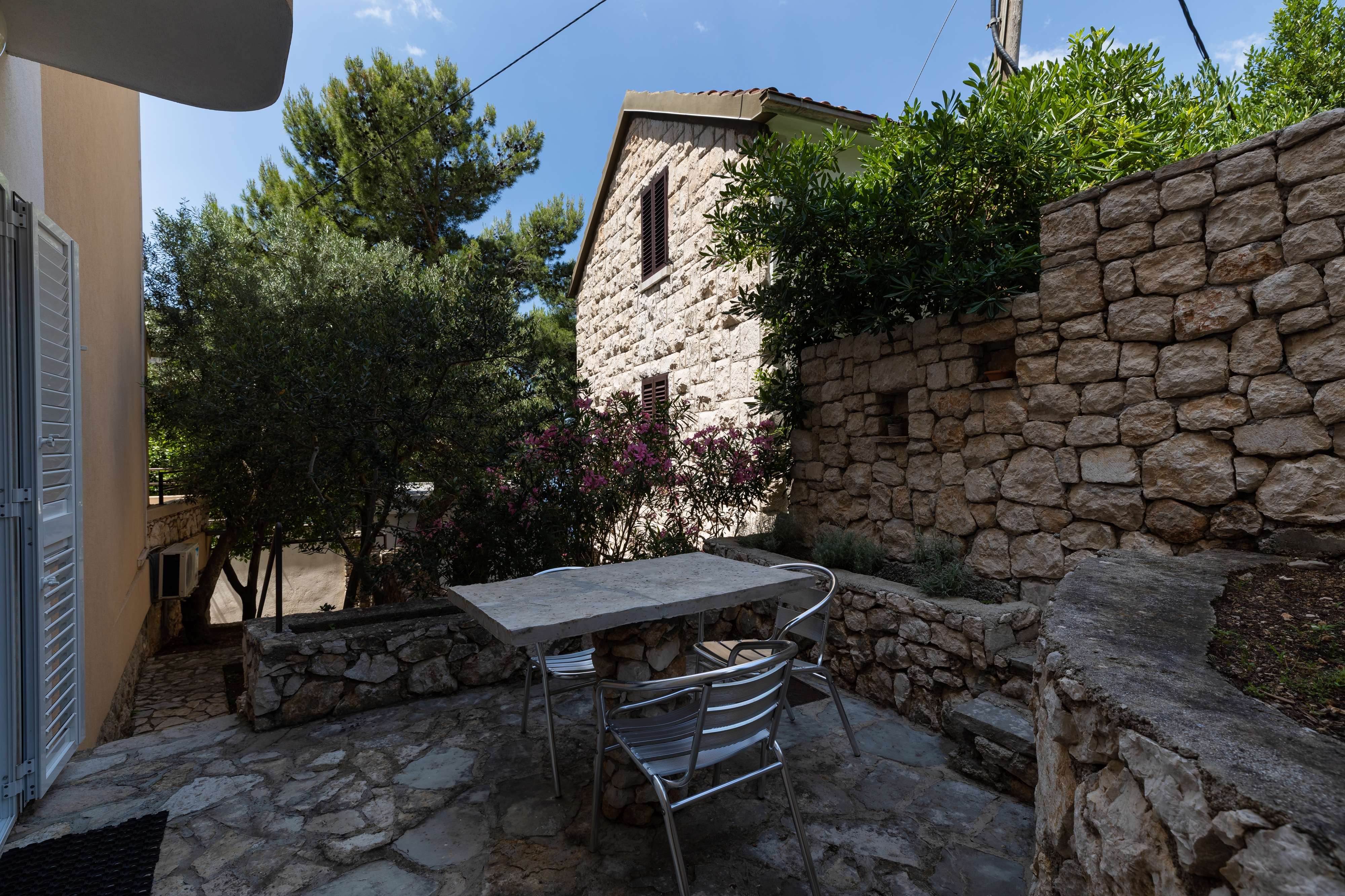 One bedroom apartment near beach Nemira, Omiš  A-a