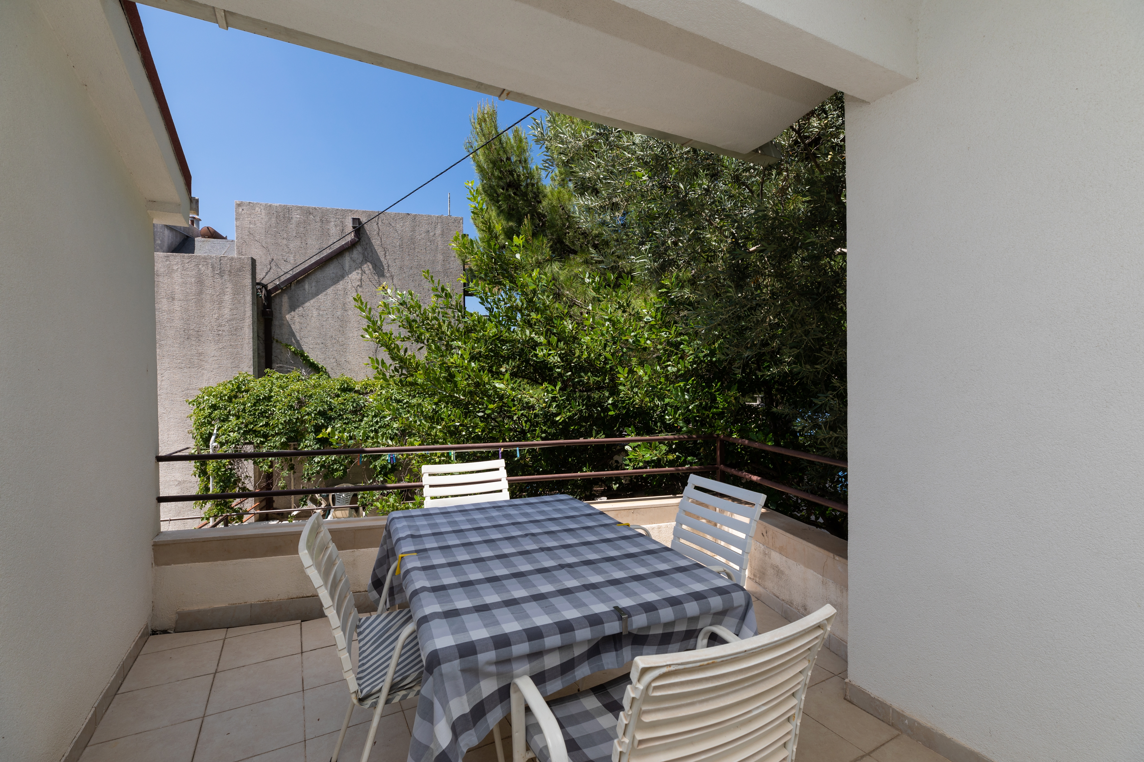 One bedroom apartment near beach Nemira, Omiš  A-a