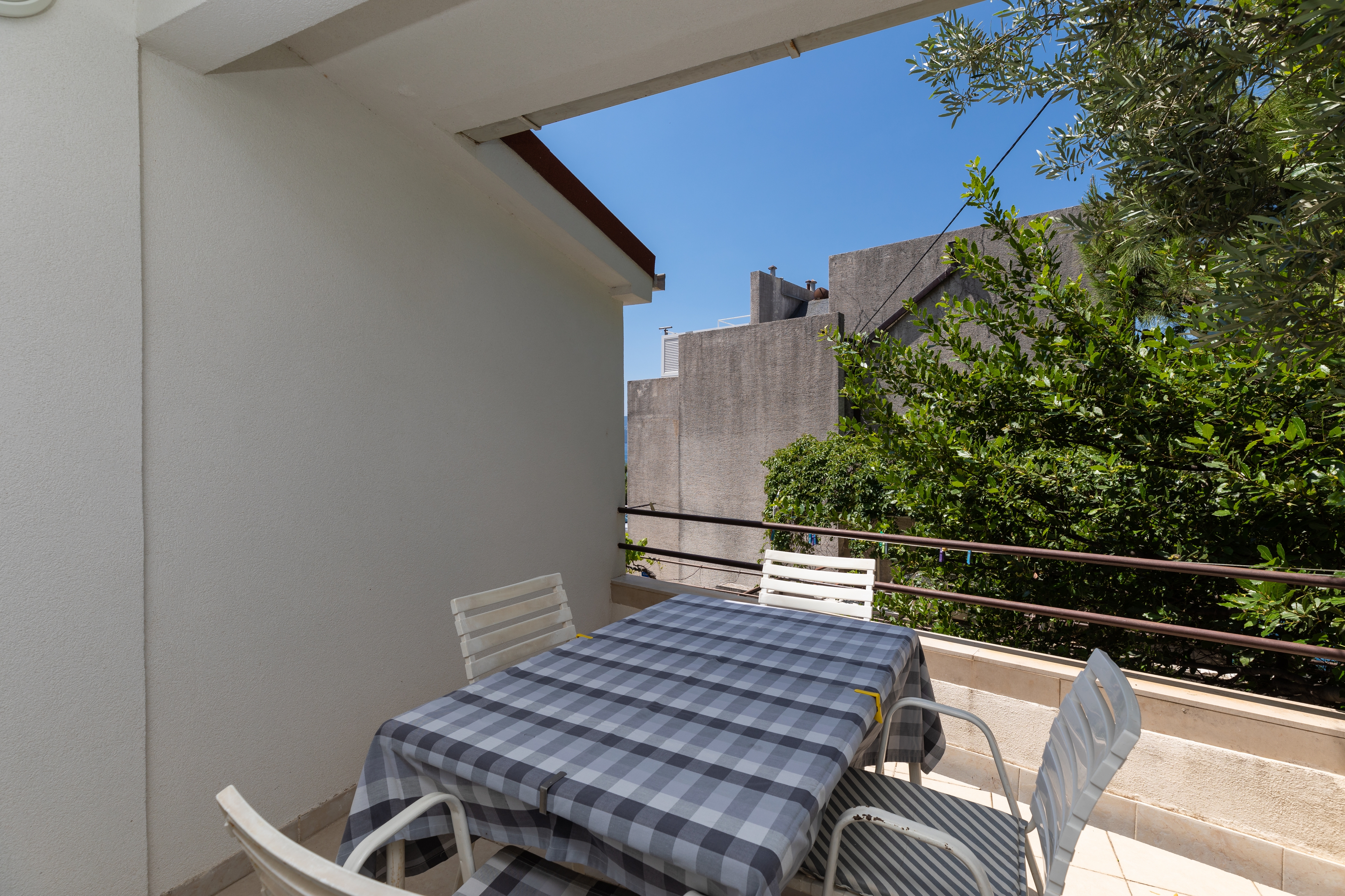 One bedroom apartment near beach Nemira, Omiš  A-a