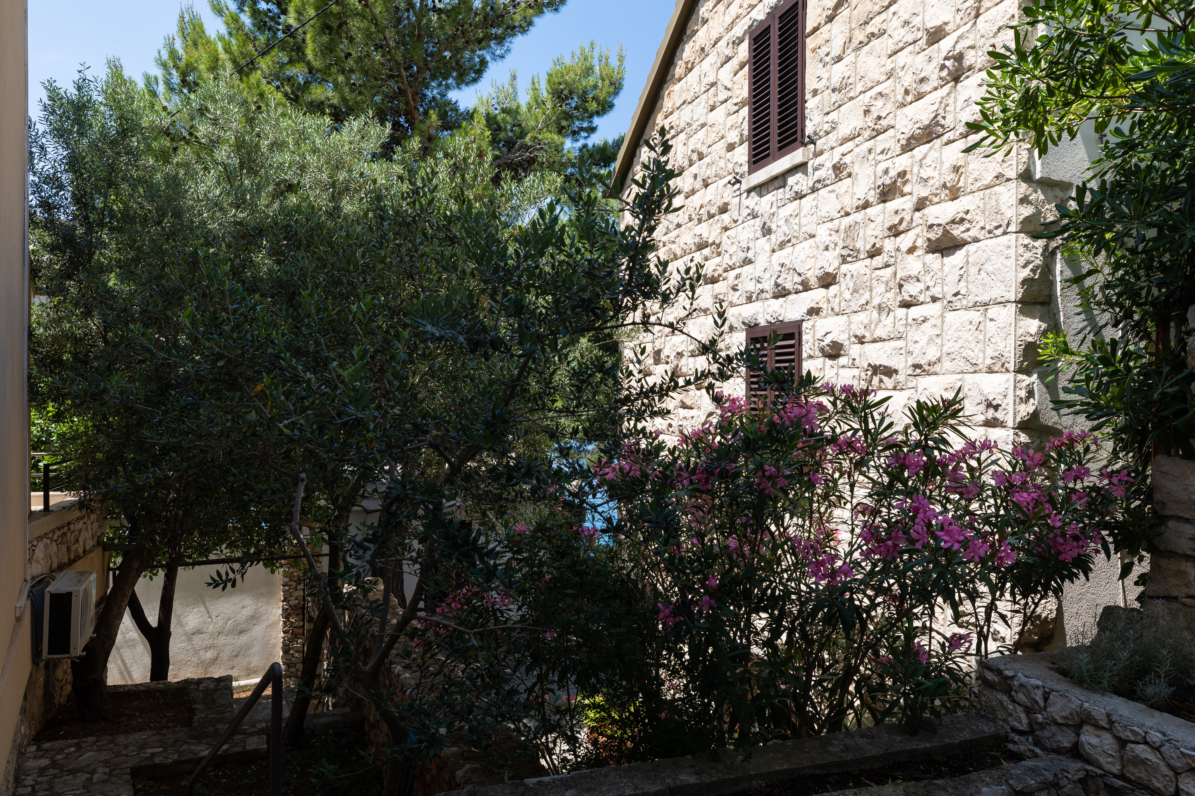 One bedroom apartment near beach Nemira, Omiš  A-a
