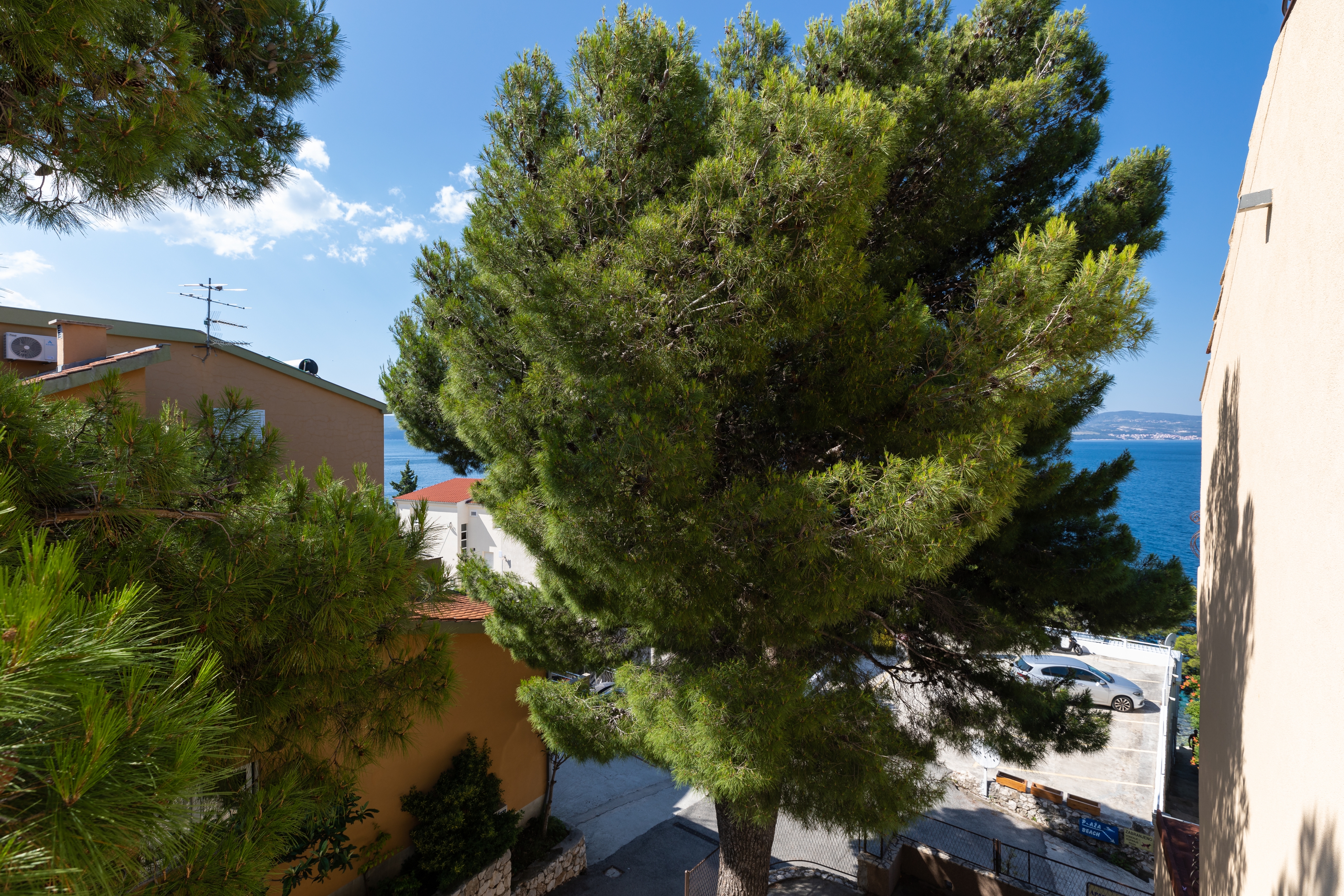 One bedroom apartment near beach Nemira, Omiš  A-b