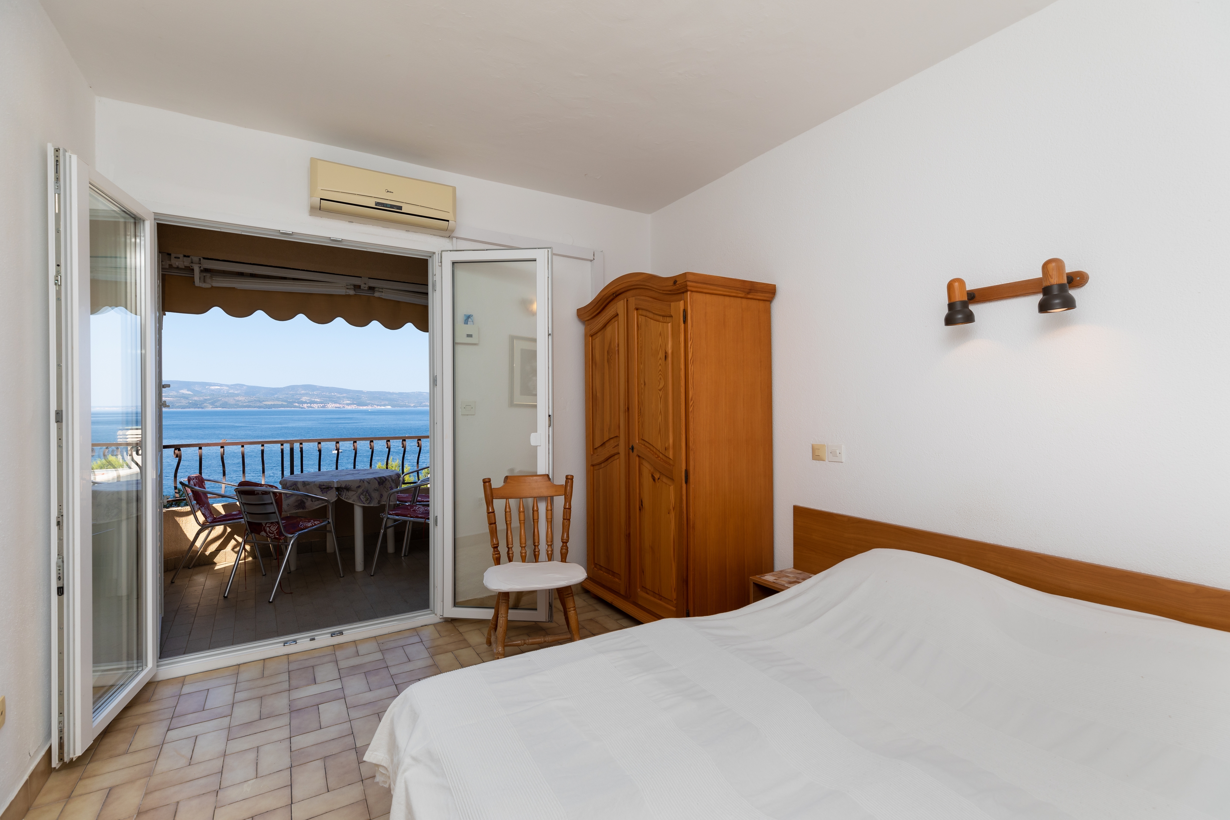 One bedroom apartment near beach Nemira, Omiš  A-b