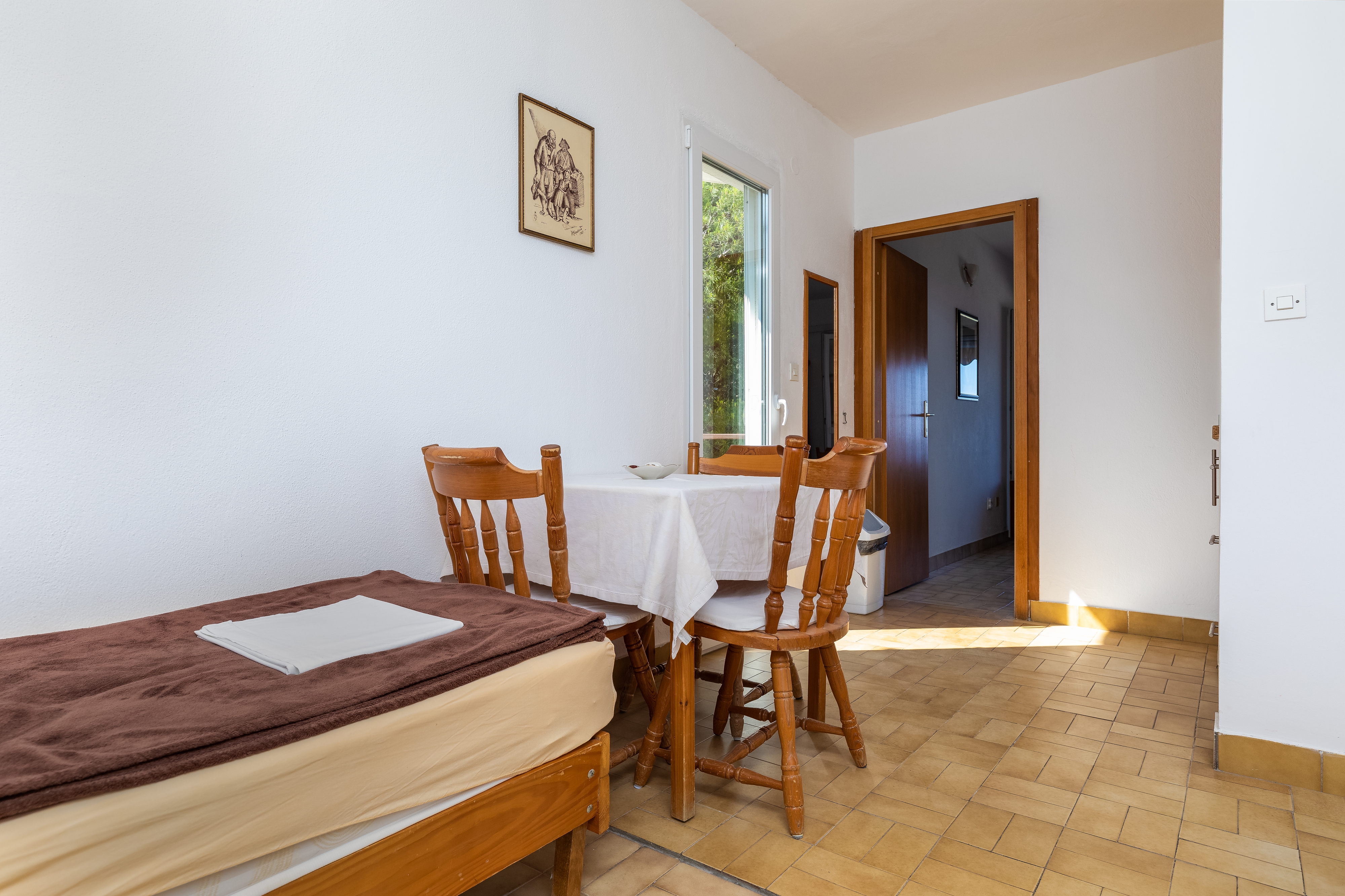One bedroom apartment near beach Nemira, Omiš  A-b
