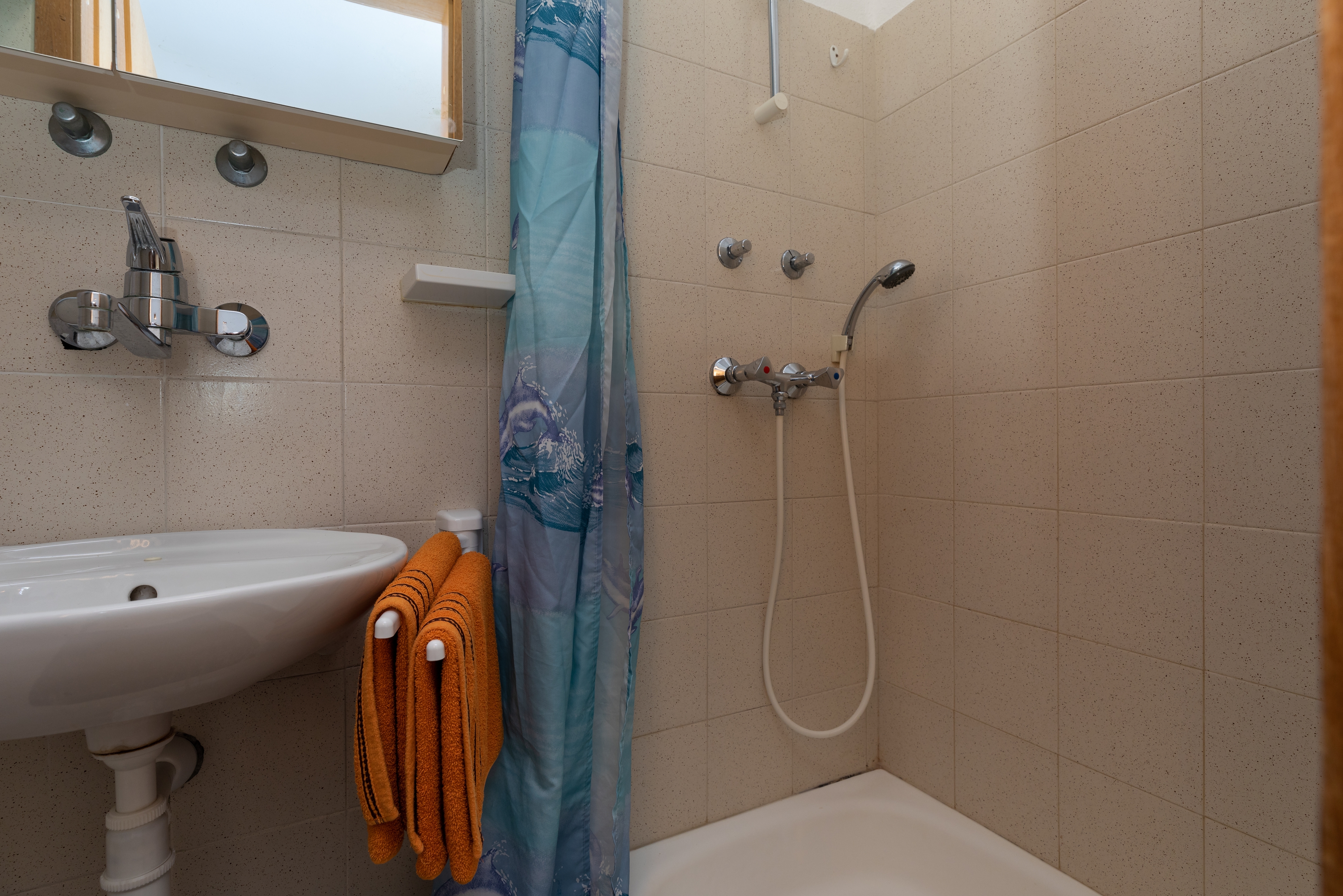 One bedroom apartment near beach Nemira, Omiš  A-c