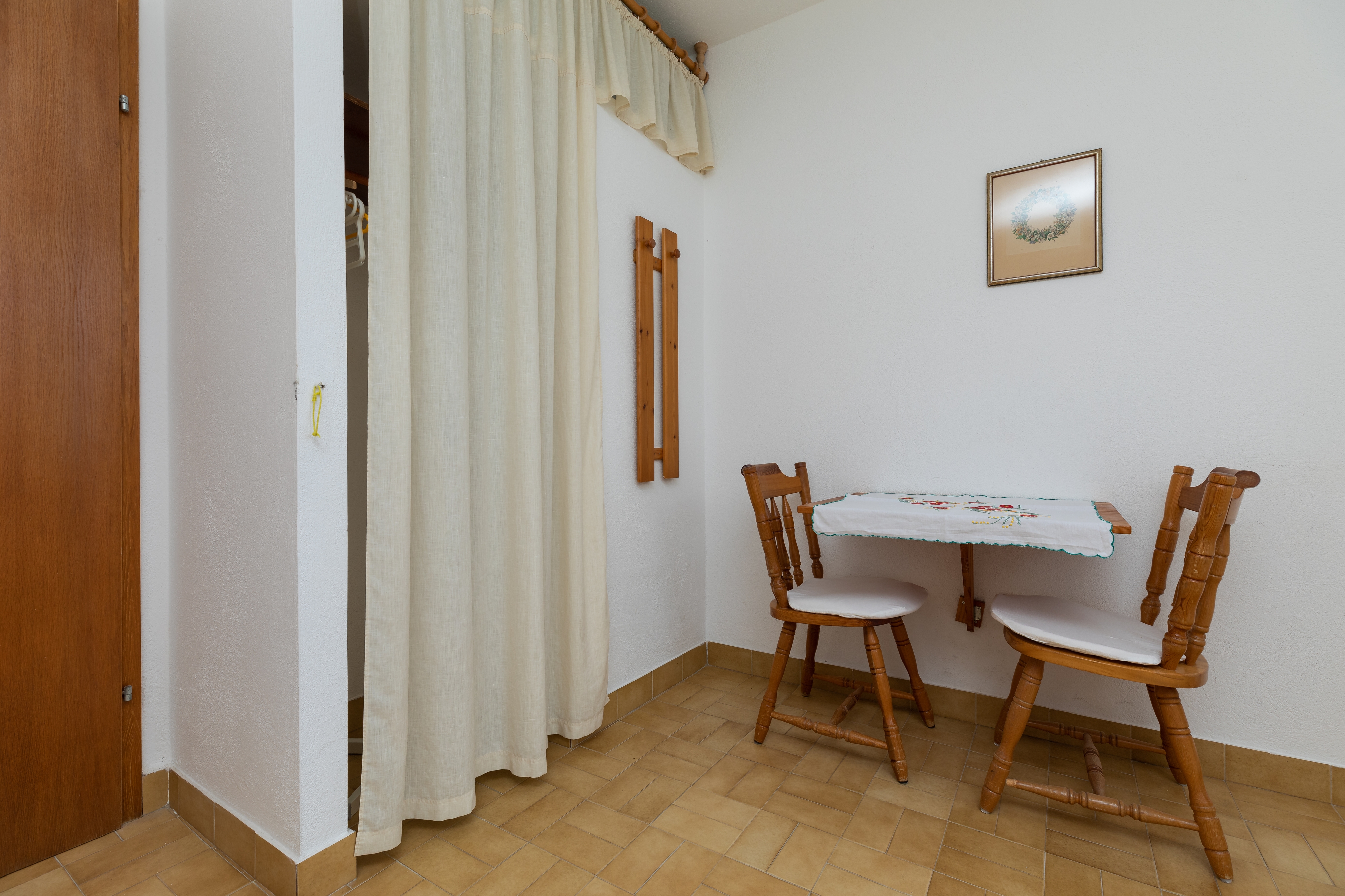 One bedroom apartment near beach Nemira, Omiš  A-c