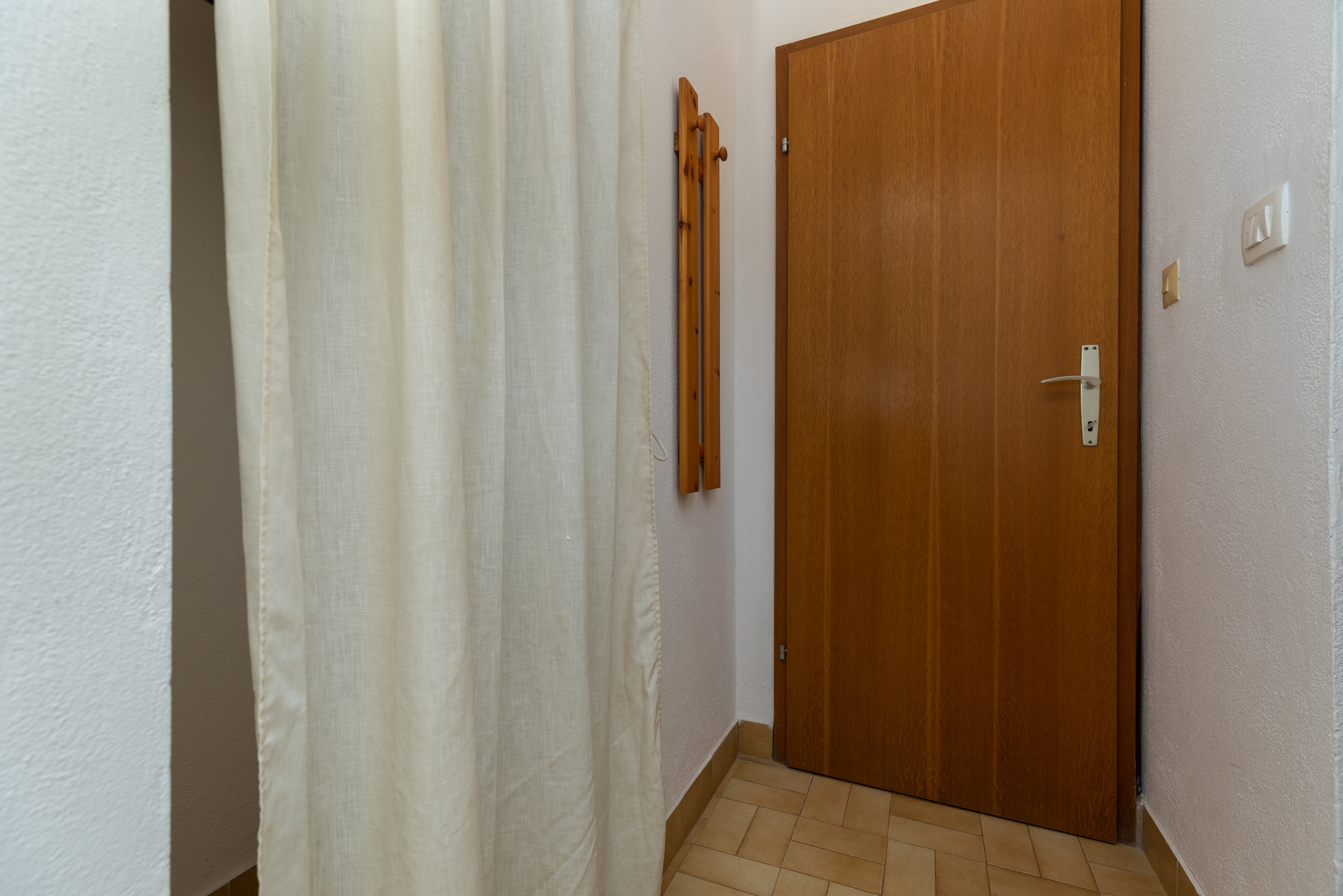 One bedroom apartment near beach Nemira, Omiš  A-c