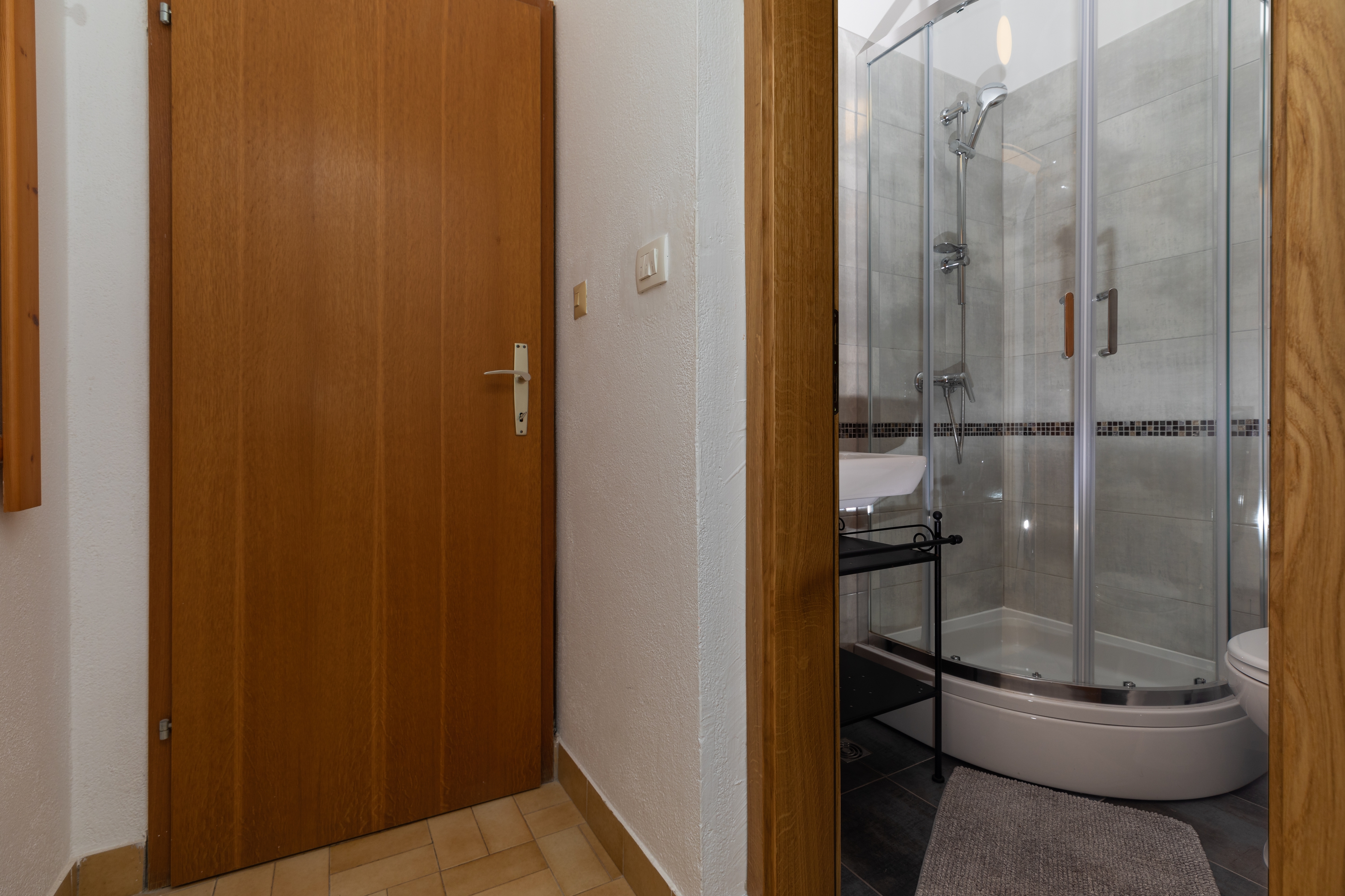 One bedroom apartment near beach Nemira, Omiš  A-c