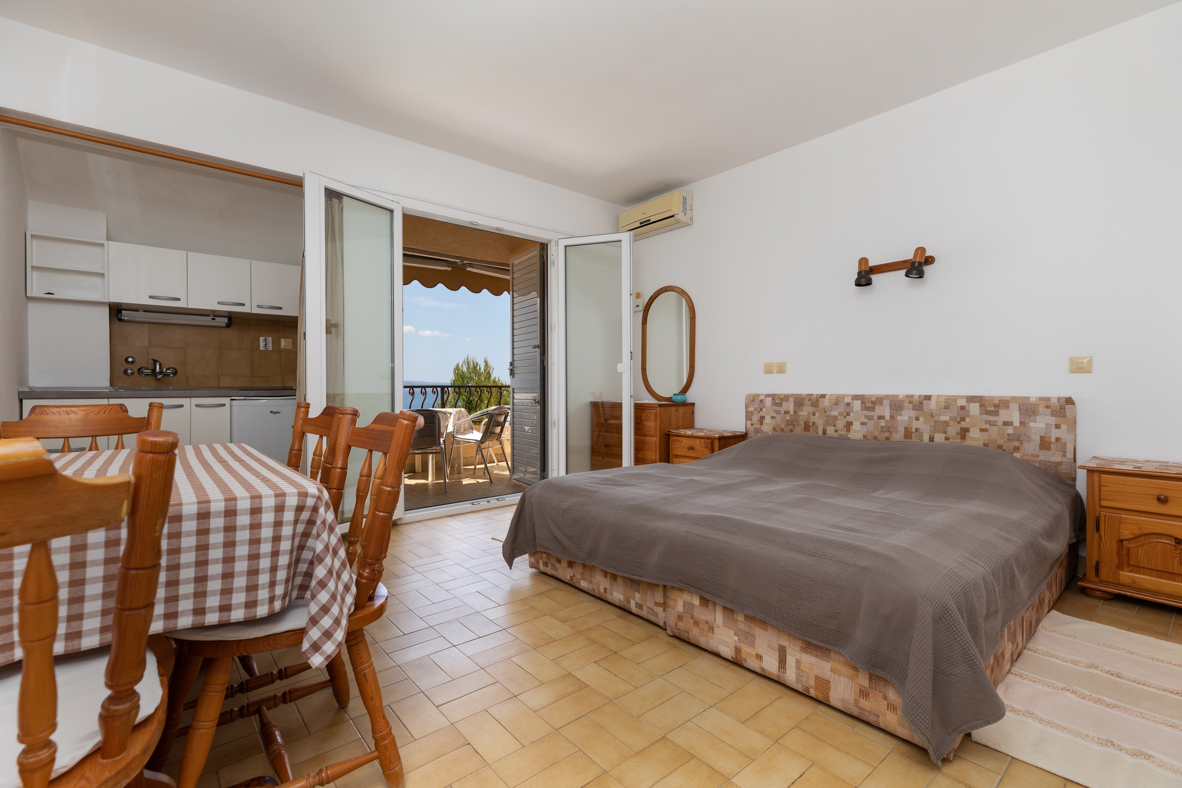 One bedroom apartment near beach Nemira, Omiš  A-c