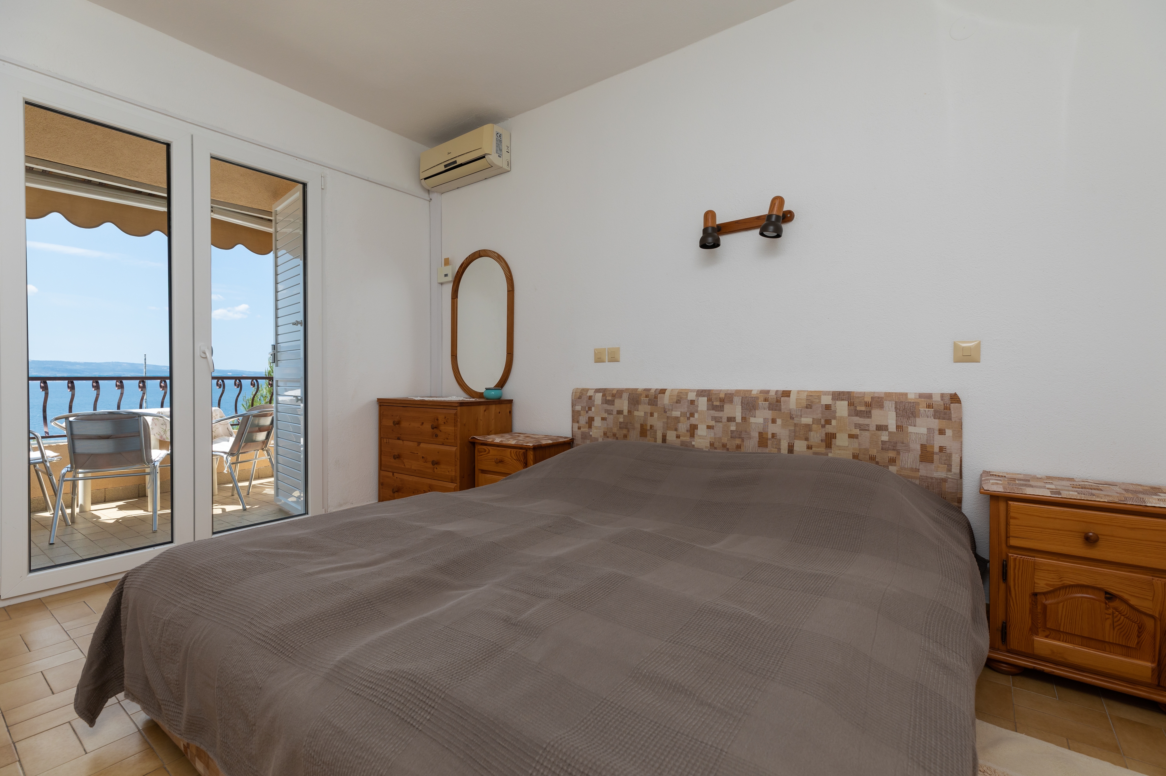 One bedroom apartment near beach Nemira, Omiš  A-c