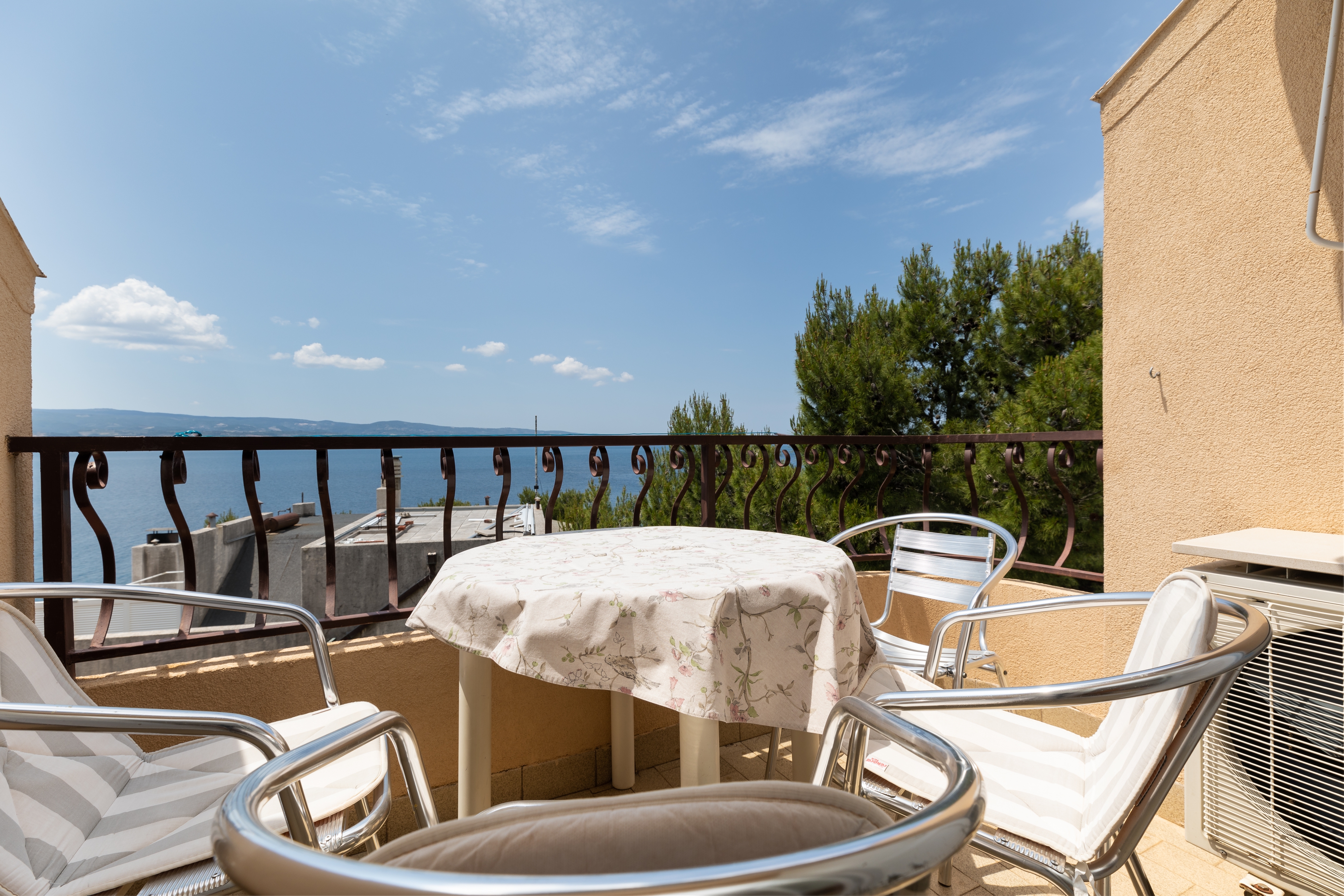One bedroom apartment near beach Nemira, Omiš  A-c