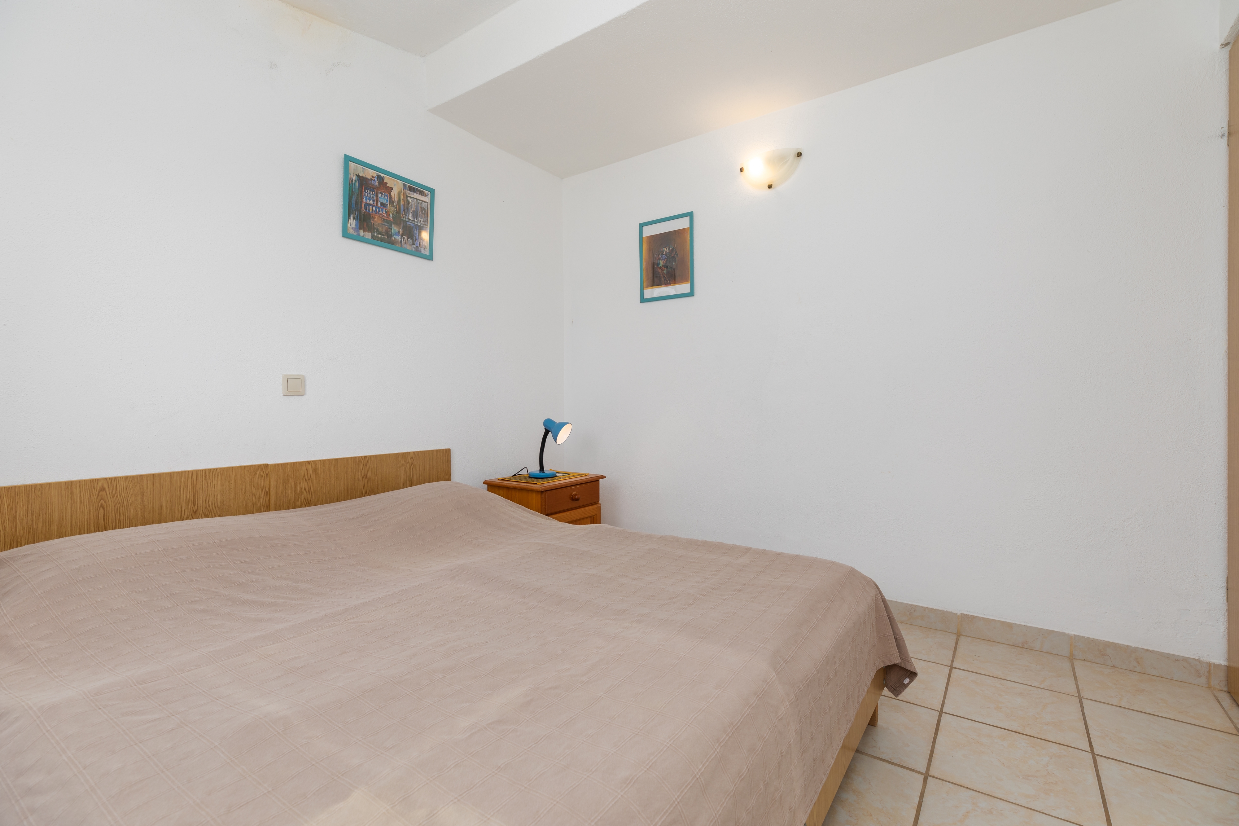 One bedroom apartment near beach Nemira, Omiš  A-e