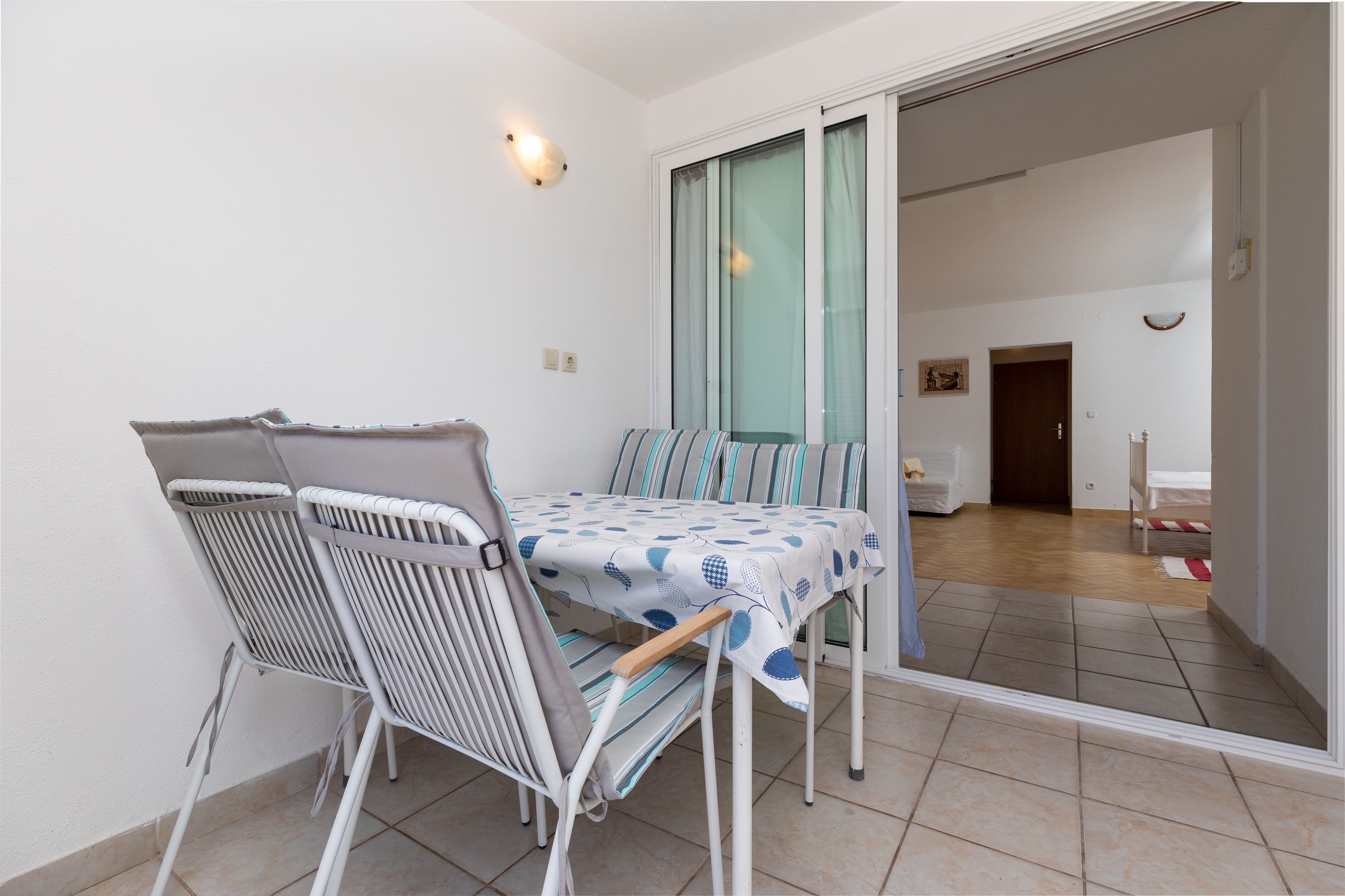 One bedroom apartment near beach Nemira, Omiš  A-e