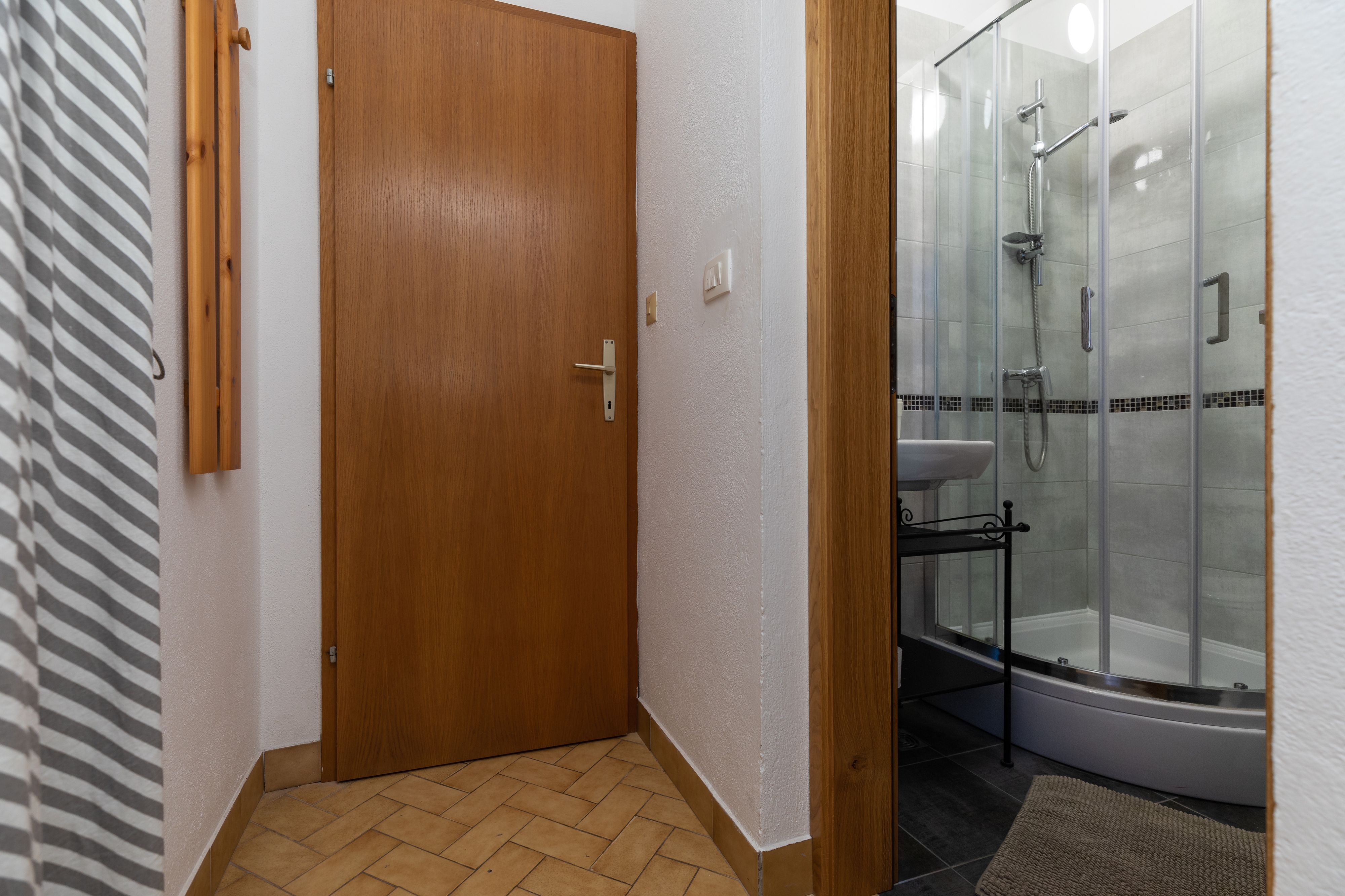 One bedroom apartment near beach Nemira, Omiš  A-f