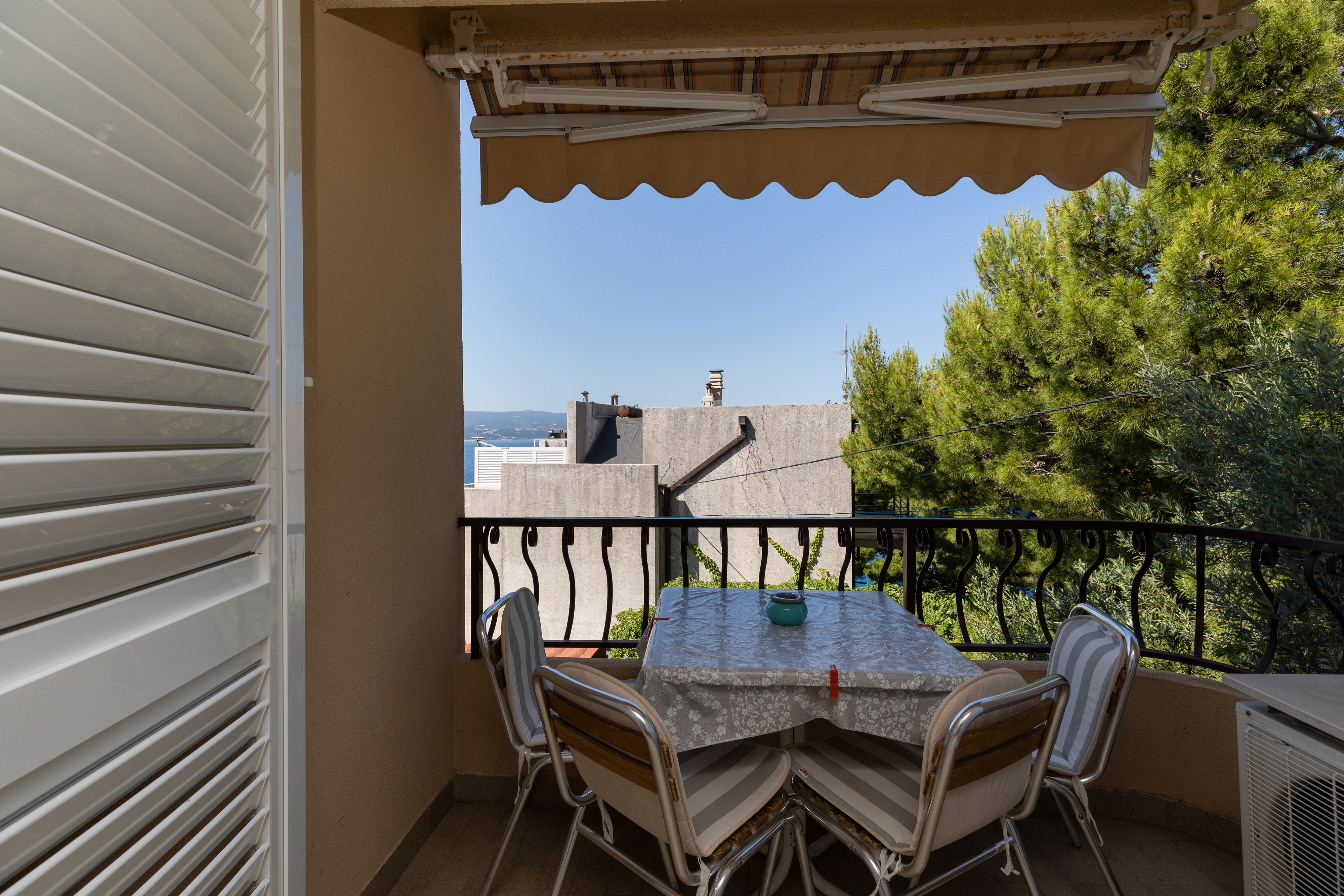 One bedroom apartment near beach Nemira, Omiš  A-f