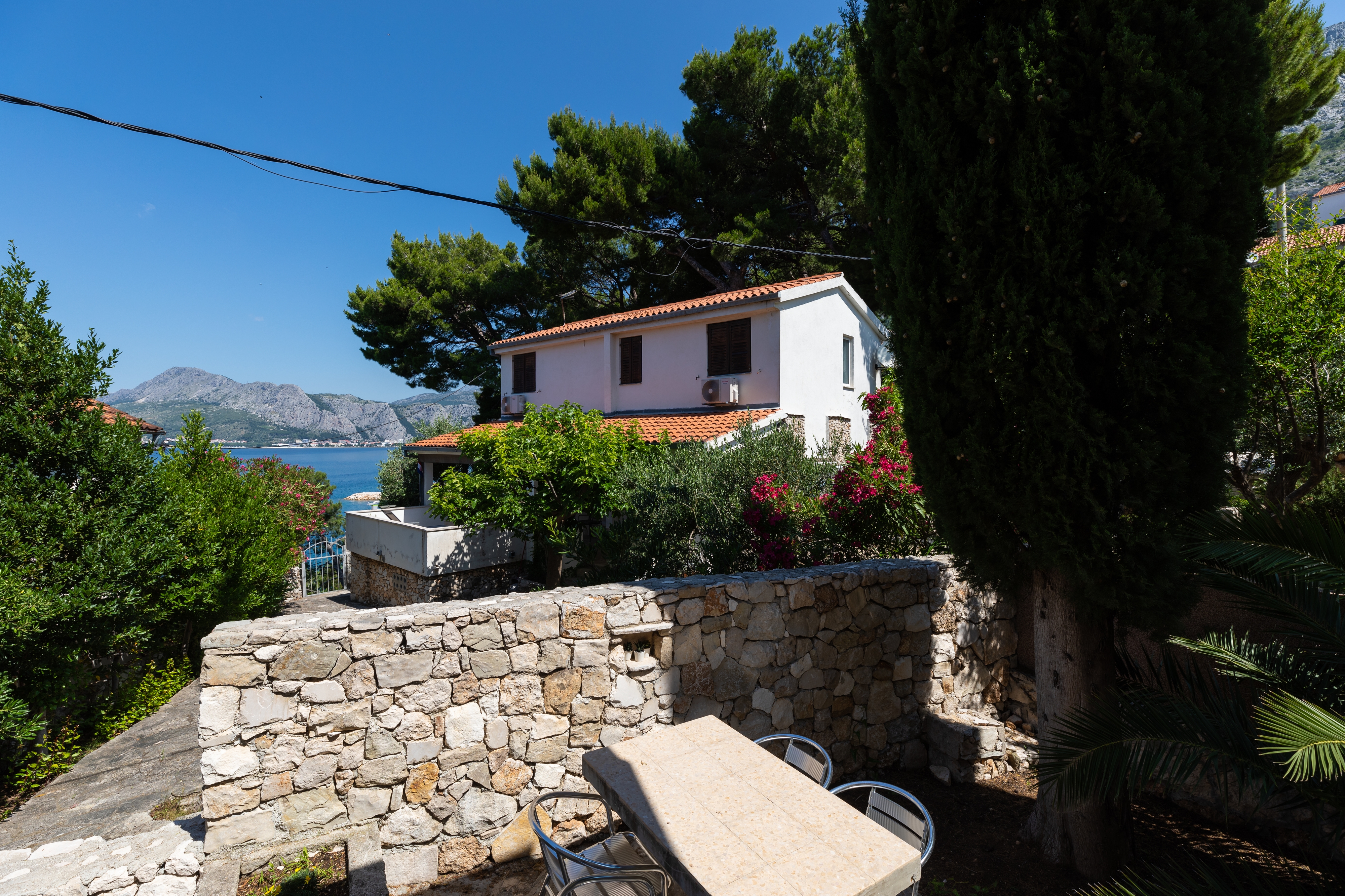One bedroom apartment near beach Nemira, Omiš  A-f