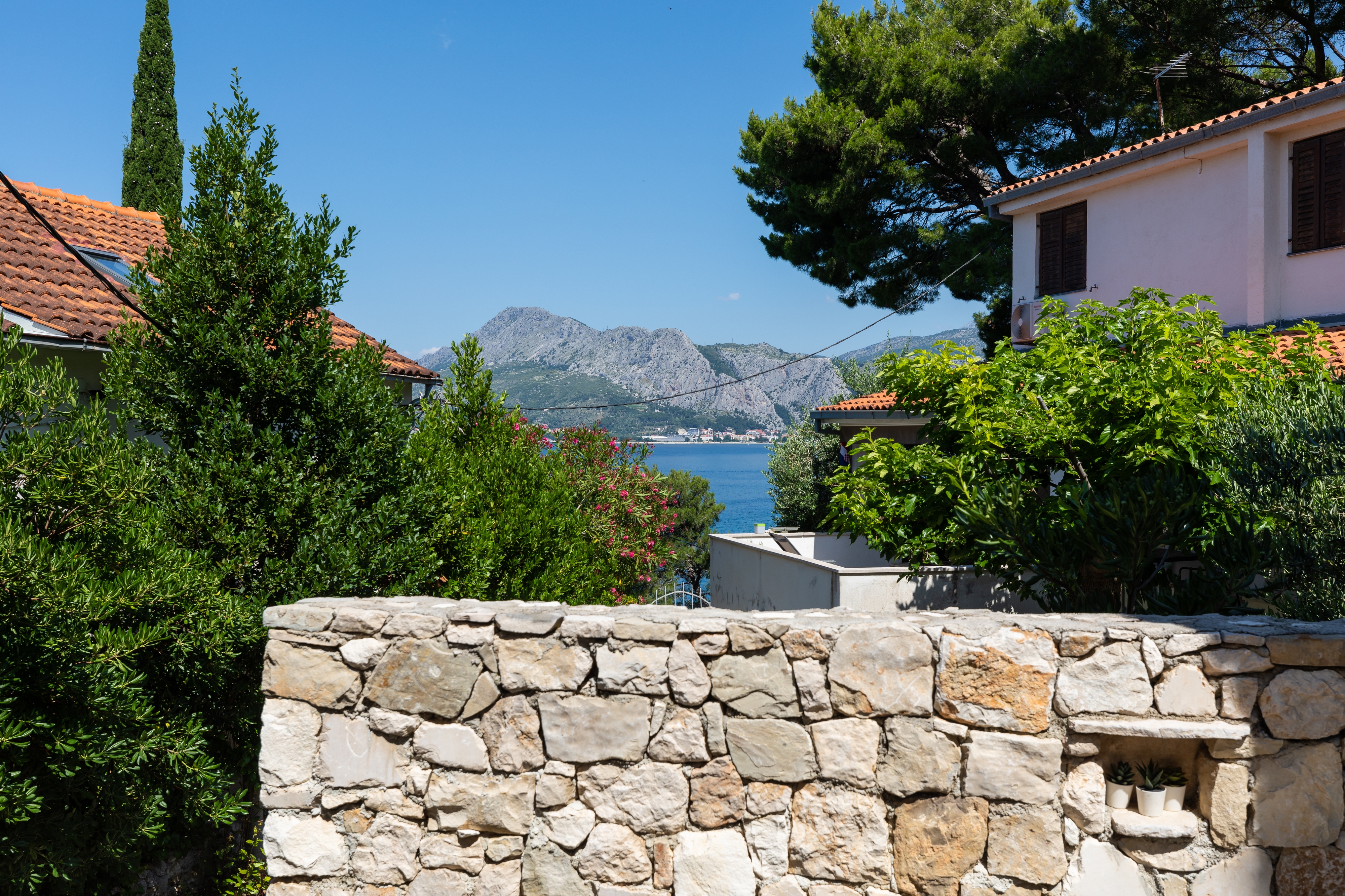 One bedroom apartment near beach Nemira, Omiš  A-f