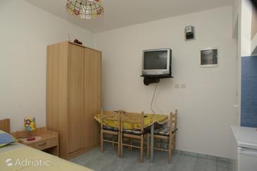 Dining room Kaštel Štafilić, Dining room in the studio-apartment, dopusteni kucni ljubimci i WIFI.