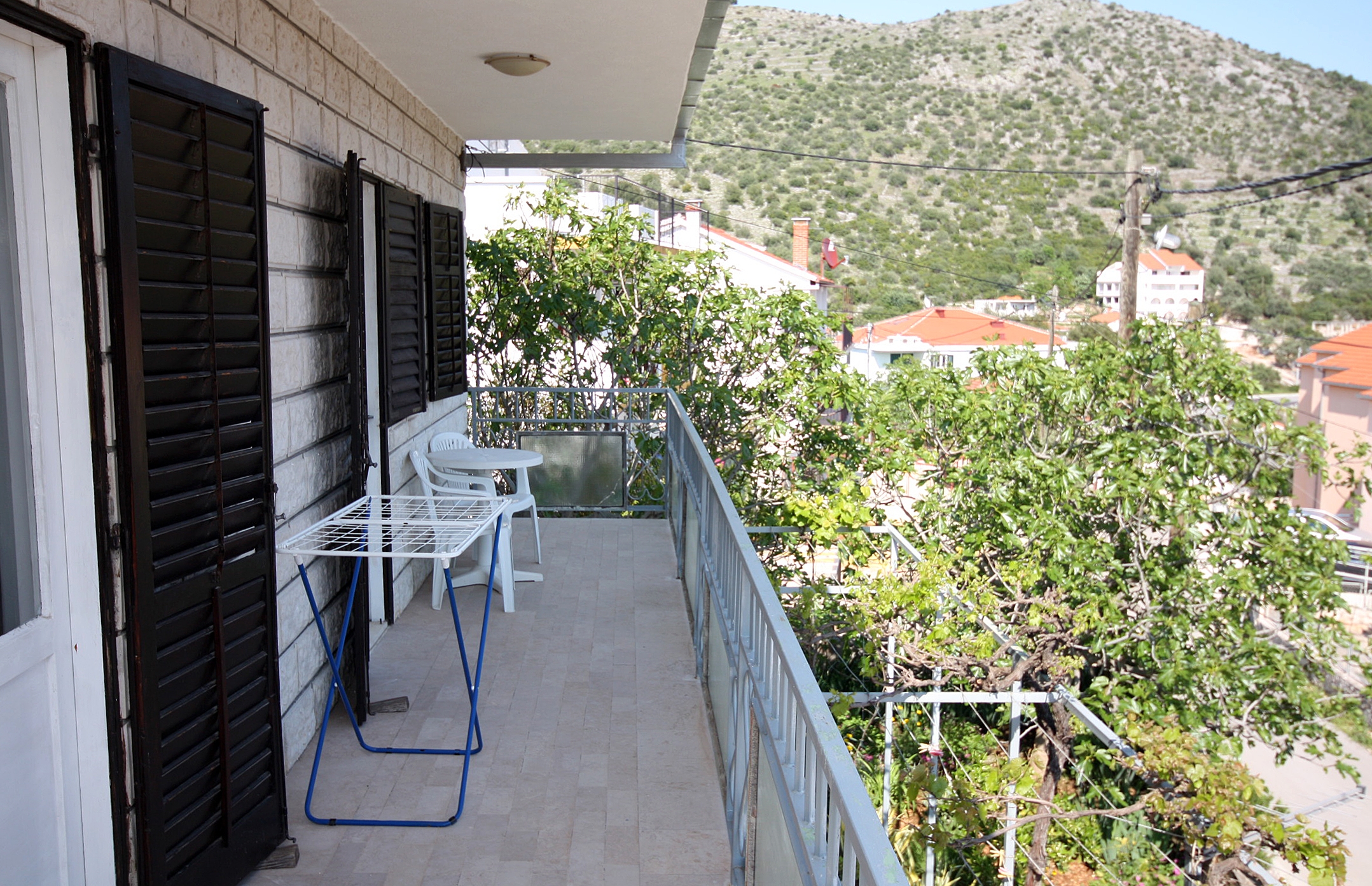 Dvosobni apartman s terasom i pogledom na more Marina, Trogir  A-a