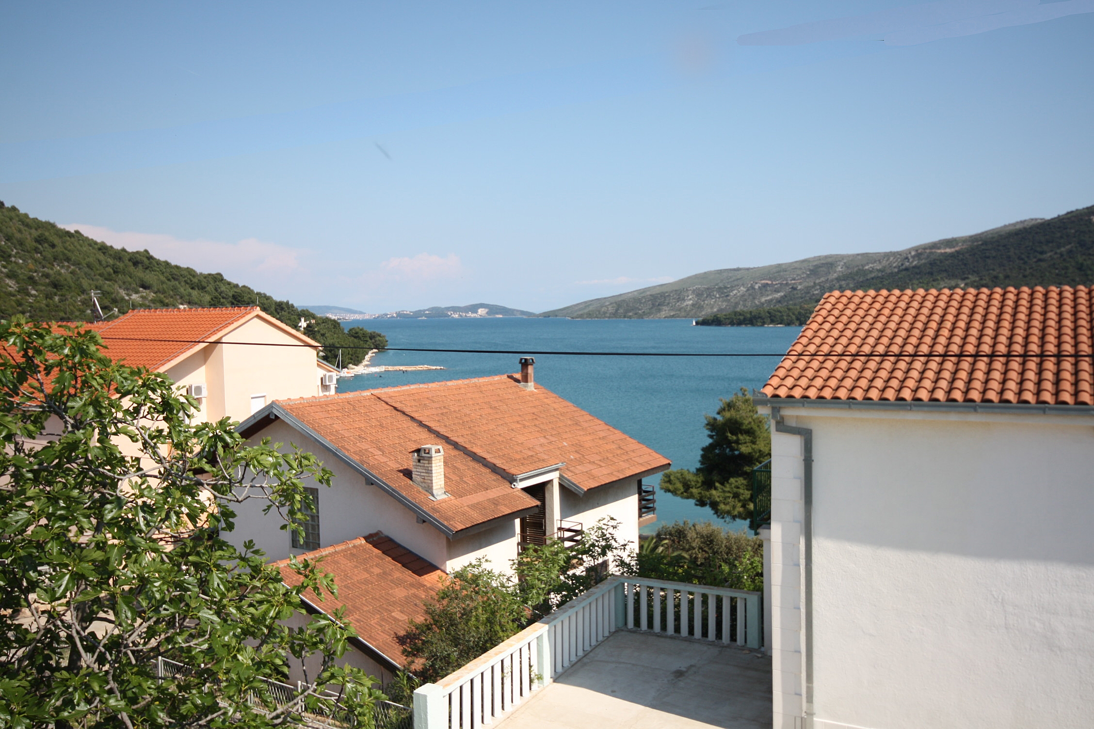 Dvosobni apartman s terasom i pogledom na more Marina, Trogir  A-a