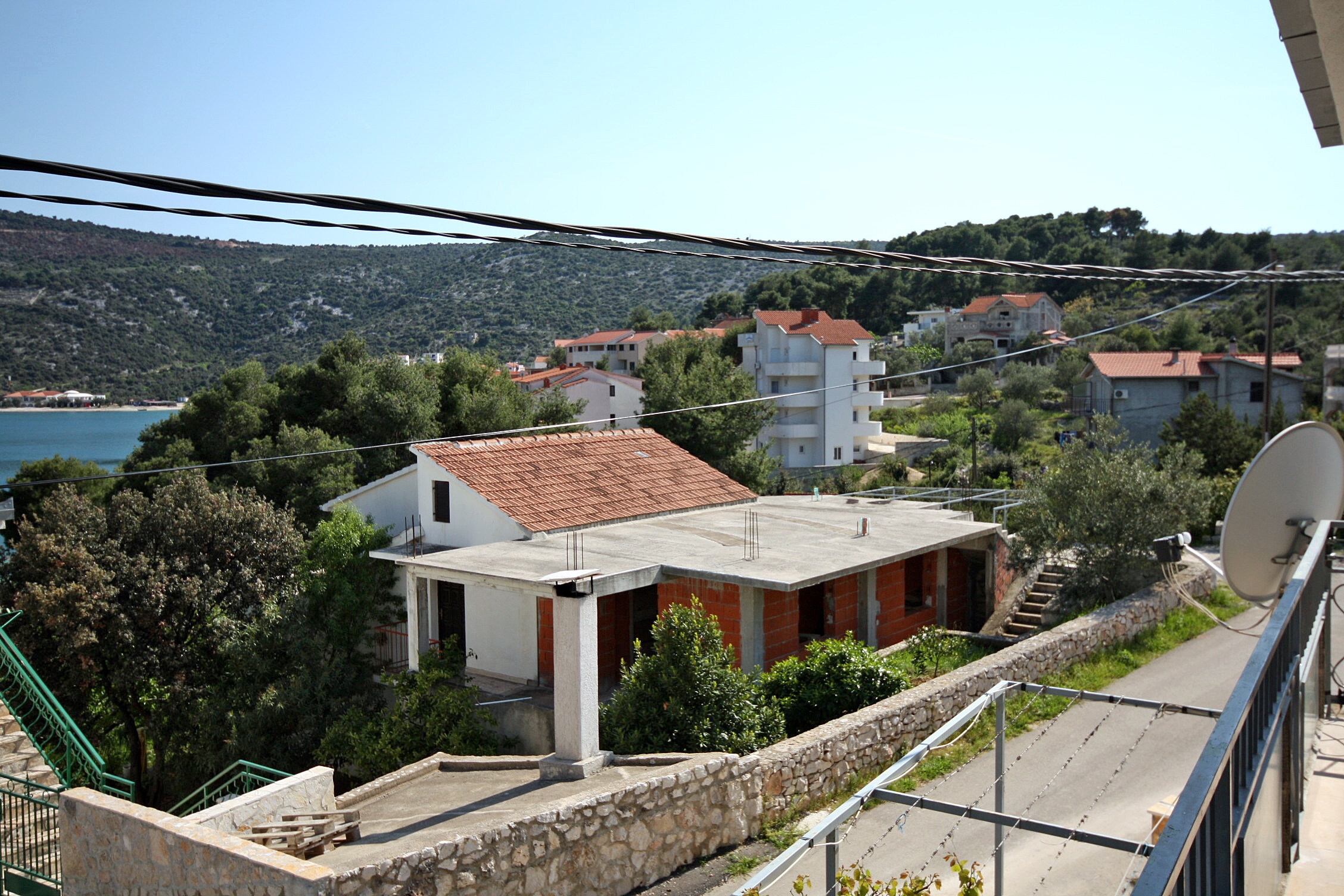 Dvosobni apartman s terasom i pogledom na more Marina, Trogir  A-a