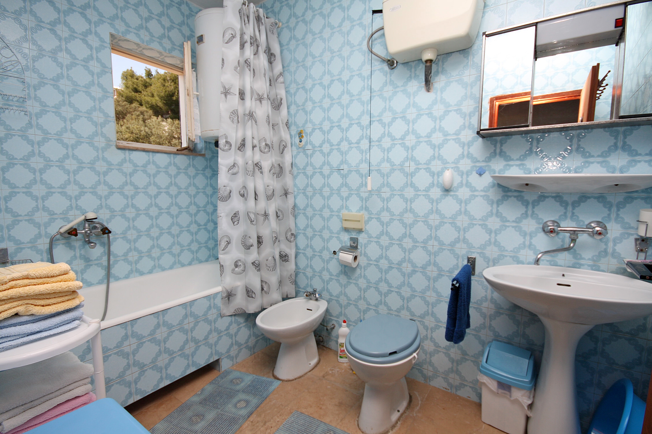 Dvosobni apartman s terasom i pogledom na more Marina, Trogir  A-a