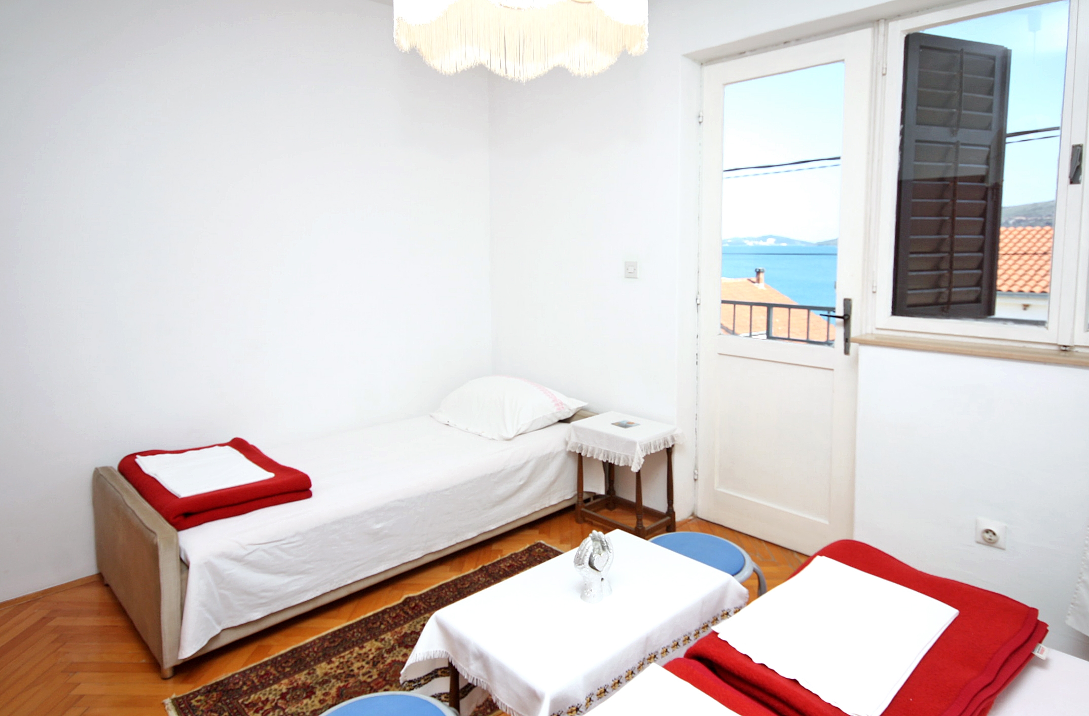 Dvosobni apartman s terasom i pogledom na more Marina, Trogir  A-a