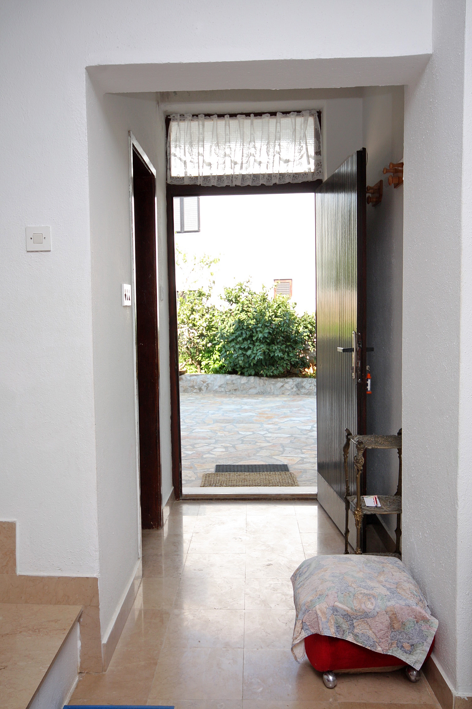 Dvosobni apartman s terasom i pogledom na more Marina, Trogir  A-a