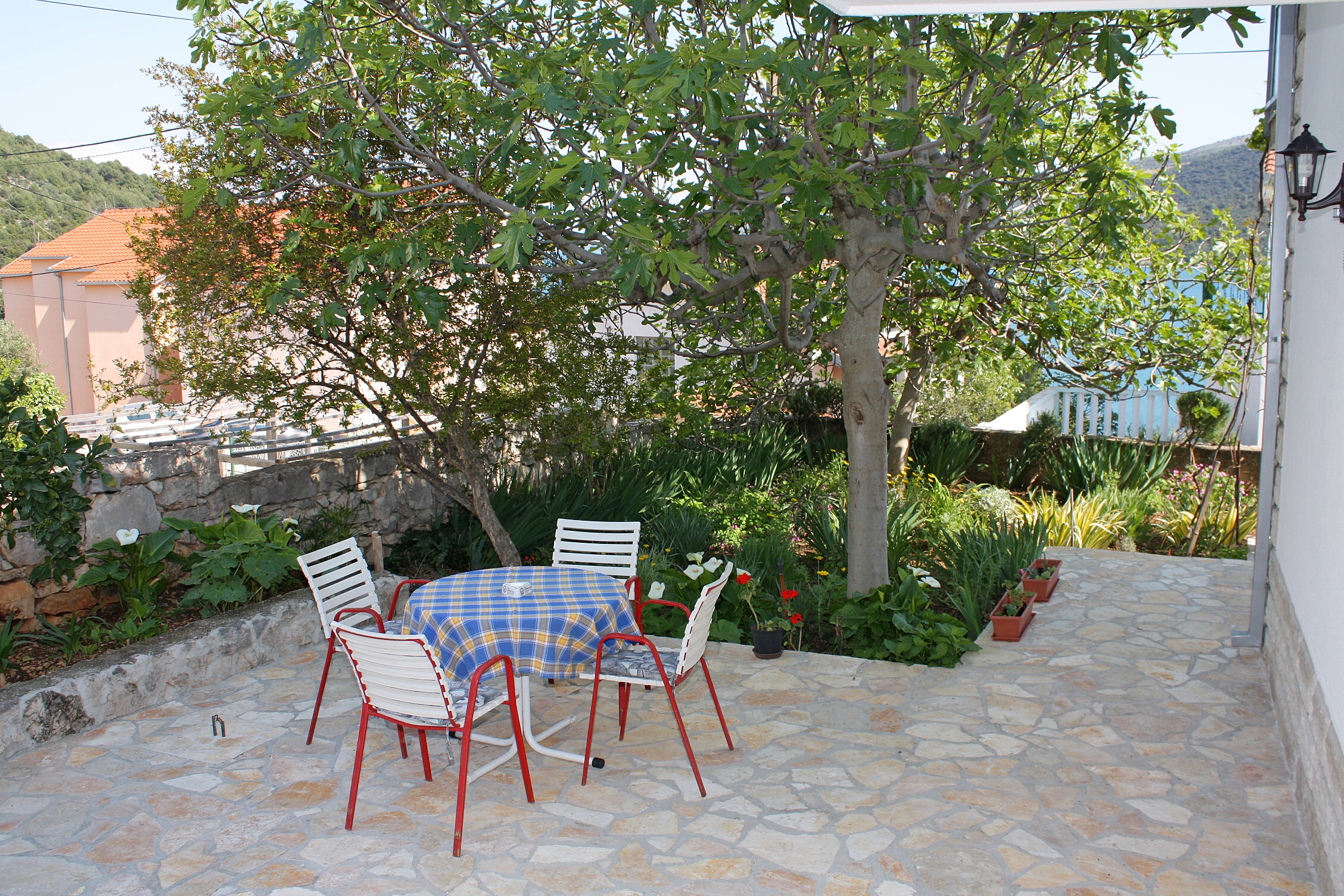 Dvosobni apartman s terasom i pogledom na more Marina, Trogir  A-a