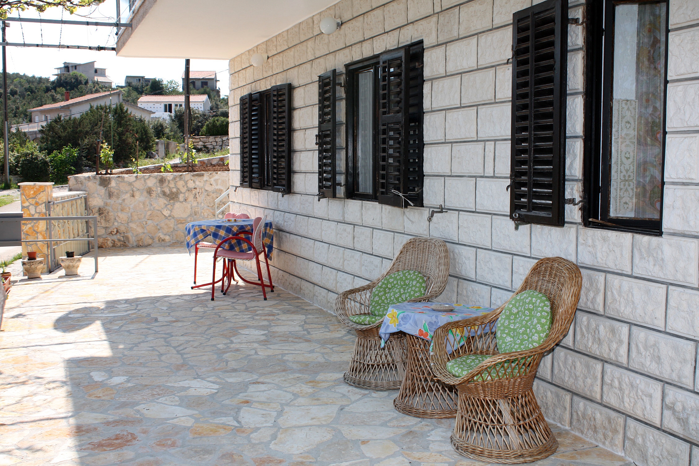 Dvosobni apartman s terasom i pogledom na more Marina, Trogir  A-a