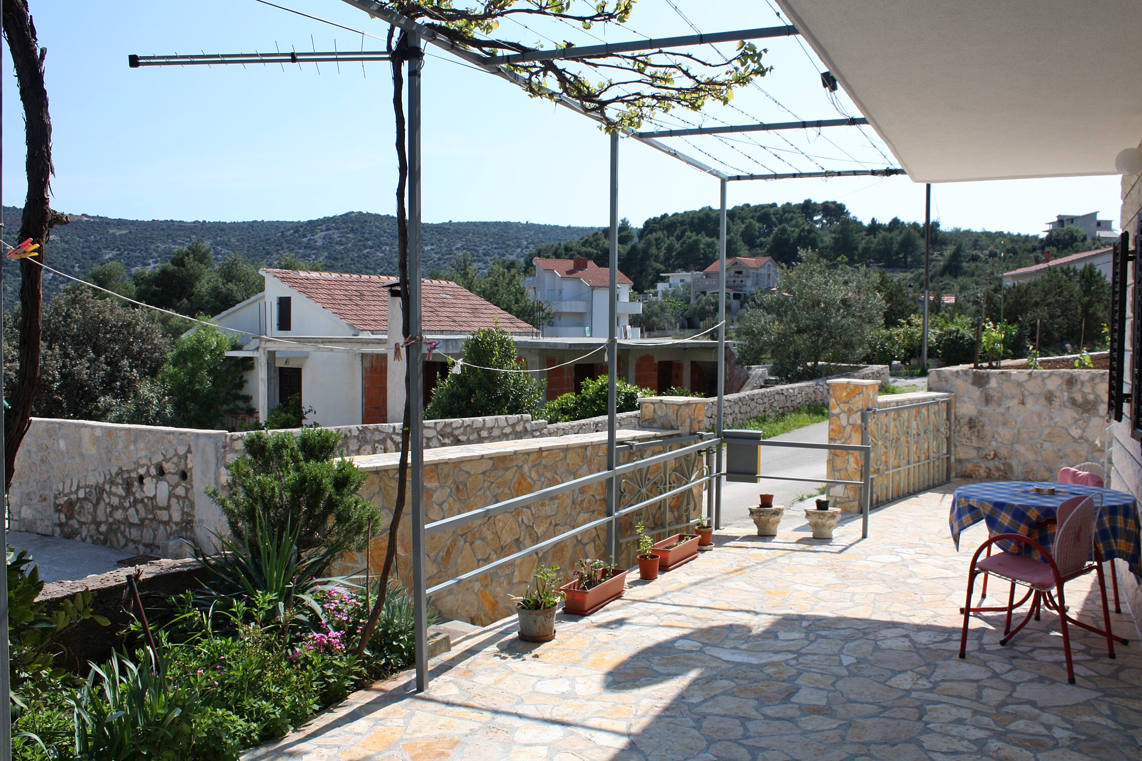 Dvosobni apartman s terasom i pogledom na more Marina, Trogir  A-a