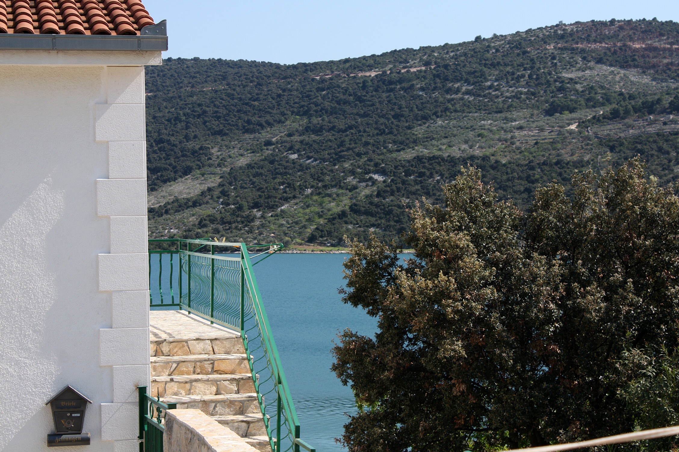 Dvosobni apartman s terasom i pogledom na more Marina, Trogir  A-a