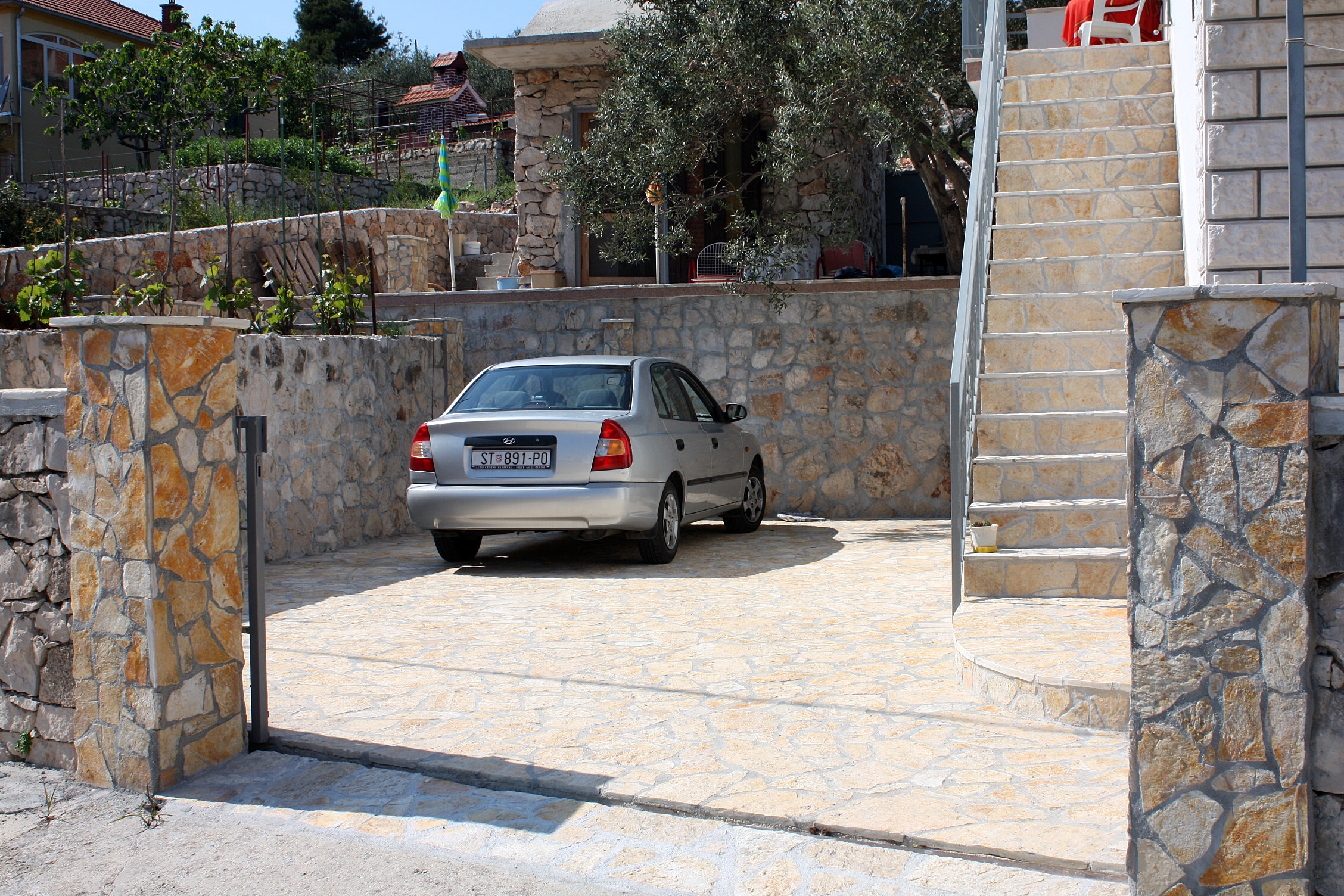 Dvosobni apartman s terasom i pogledom na more Marina, Trogir  A-a