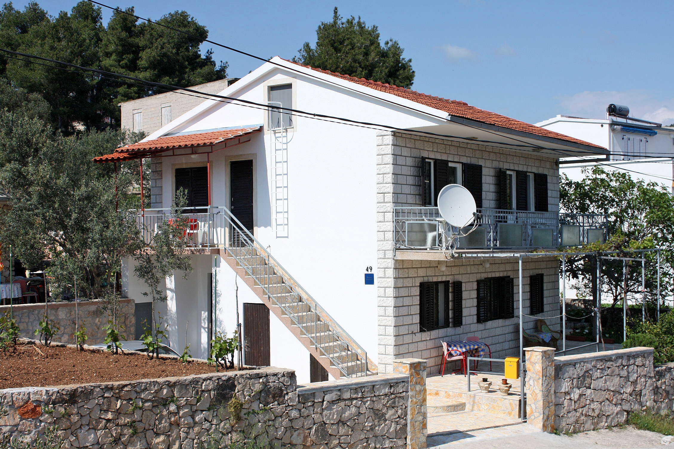Dvosobni apartman s terasom i pogledom na more Marina, Trogir  A-a